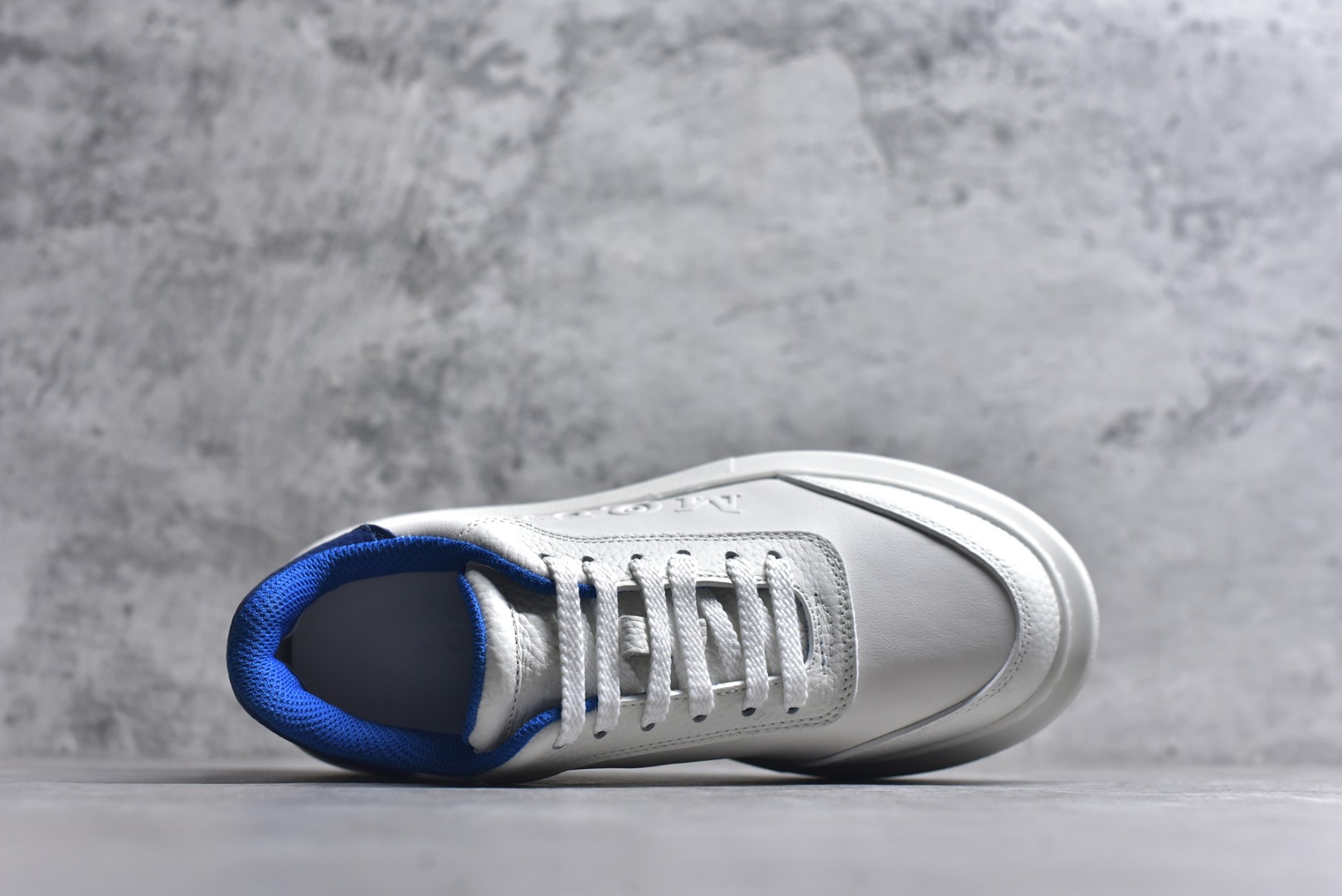 图片[4]-#Alexander McQueen 亚历山大麦昆小白鞋二代 东莞纯原 现市场所售版本天花板一梯队级别 原鞋在手可对比 可提供拍摄 高端零售客户最爱厚底增高小白鞋 正品购回原版开发 鞋底厚4.5cm 全鞋面进口牛皮 丝绸亚光原版水染羊皮内里 牛皮垫脚 回弹度到位 耐磨舒适 （⚠官方同步尺码带半码）全套得物毒盒蓝色外包盒 加厚层工艺原盒 并赠送极品丝带和购物袋 中底附带厂标钢印 女码中底和原版一致的13钉工艺（作用是小钉弯曲后可将中底与帮脚抓得更紧密）鞋盒贴标使用了高精密打印机，清晰与原版一致赠送加厚麻布防尘袋 闲置时可使用防尘 尺码：35-45 官网一致尺码-选品中心