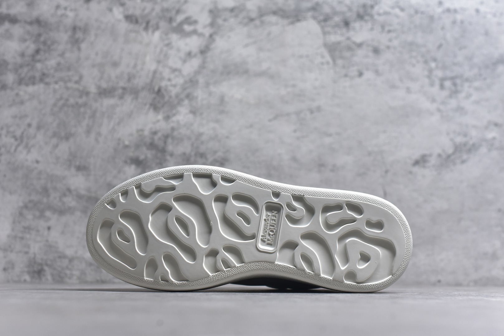 图片[6]-#Alexander McQueen 亚历山大麦昆小白鞋二代 东莞纯原 现市场所售版本天花板一梯队级别 原鞋在手可对比 可提供拍摄 高端零售客户最爱厚底增高小白鞋 正品购回原版开发 鞋底厚4.5cm 全鞋面进口牛皮 丝绸亚光原版水染羊皮内里 牛皮垫脚 回弹度到位 耐磨舒适 （⚠官方同步尺码带半码）全套得物毒盒蓝色外包盒 加厚层工艺原盒 并赠送极品丝带和购物袋 中底附带厂标钢印 女码中底和原版一致的13钉工艺（作用是小钉弯曲后可将中底与帮脚抓得更紧密）鞋盒贴标使用了高精密打印机，清晰与原版一致赠送加厚麻布防尘袋 闲置时可使用防尘 尺码：35-45 官网一致尺码-选品中心