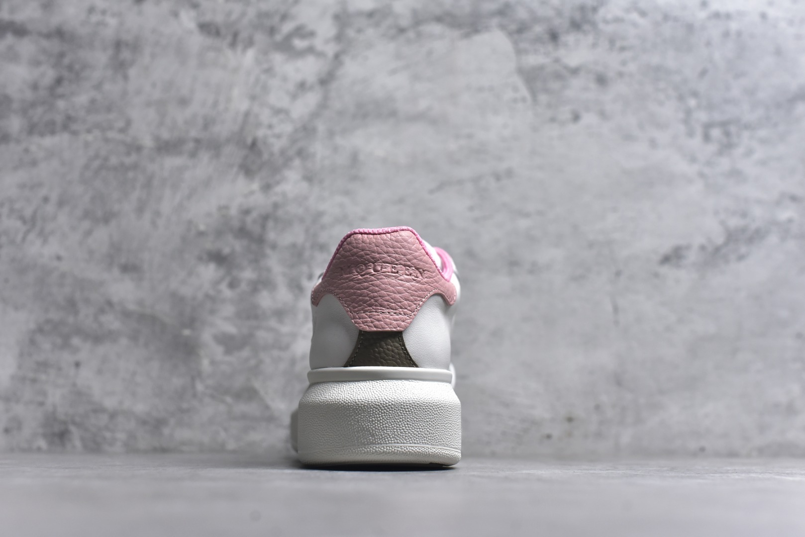 图片[5]-#Alexander McQueen 亚历山大麦昆小白鞋二代 东莞纯原 现市场所售版本天花板一梯队级别 原鞋在手可对比 可提供拍摄 高端零售客户最爱厚底增高小白鞋 正品购回原版开发 鞋底厚4.5cm 全鞋面进口牛皮 丝绸亚光原版水染羊皮内里 牛皮垫脚 回弹度到位 耐磨舒适 （⚠官方同步尺码带半码）全套得物毒盒蓝色外包盒 加厚层工艺原盒 并赠送极品丝带和购物袋 中底附带厂标钢印 女码中底和原版一致的13钉工艺（作用是小钉弯曲后可将中底与帮脚抓得更紧密）鞋盒贴标使用了高精密打印机，清晰与原版一致赠送加厚麻布防尘袋 闲置时可使用防尘 尺码：35-45 官网一致尺码-选品中心