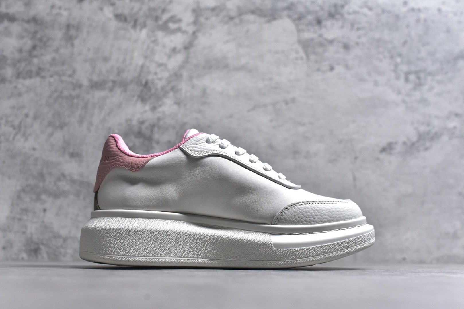 图片[3]-#Alexander McQueen 亚历山大麦昆小白鞋二代 东莞纯原 现市场所售版本天花板一梯队级别 原鞋在手可对比 可提供拍摄 高端零售客户最爱厚底增高小白鞋 正品购回原版开发 鞋底厚4.5cm 全鞋面进口牛皮 丝绸亚光原版水染羊皮内里 牛皮垫脚 回弹度到位 耐磨舒适 （⚠官方同步尺码带半码）全套得物毒盒蓝色外包盒 加厚层工艺原盒 并赠送极品丝带和购物袋 中底附带厂标钢印 女码中底和原版一致的13钉工艺（作用是小钉弯曲后可将中底与帮脚抓得更紧密）鞋盒贴标使用了高精密打印机，清晰与原版一致赠送加厚麻布防尘袋 闲置时可使用防尘 尺码：35-45 官网一致尺码-选品中心