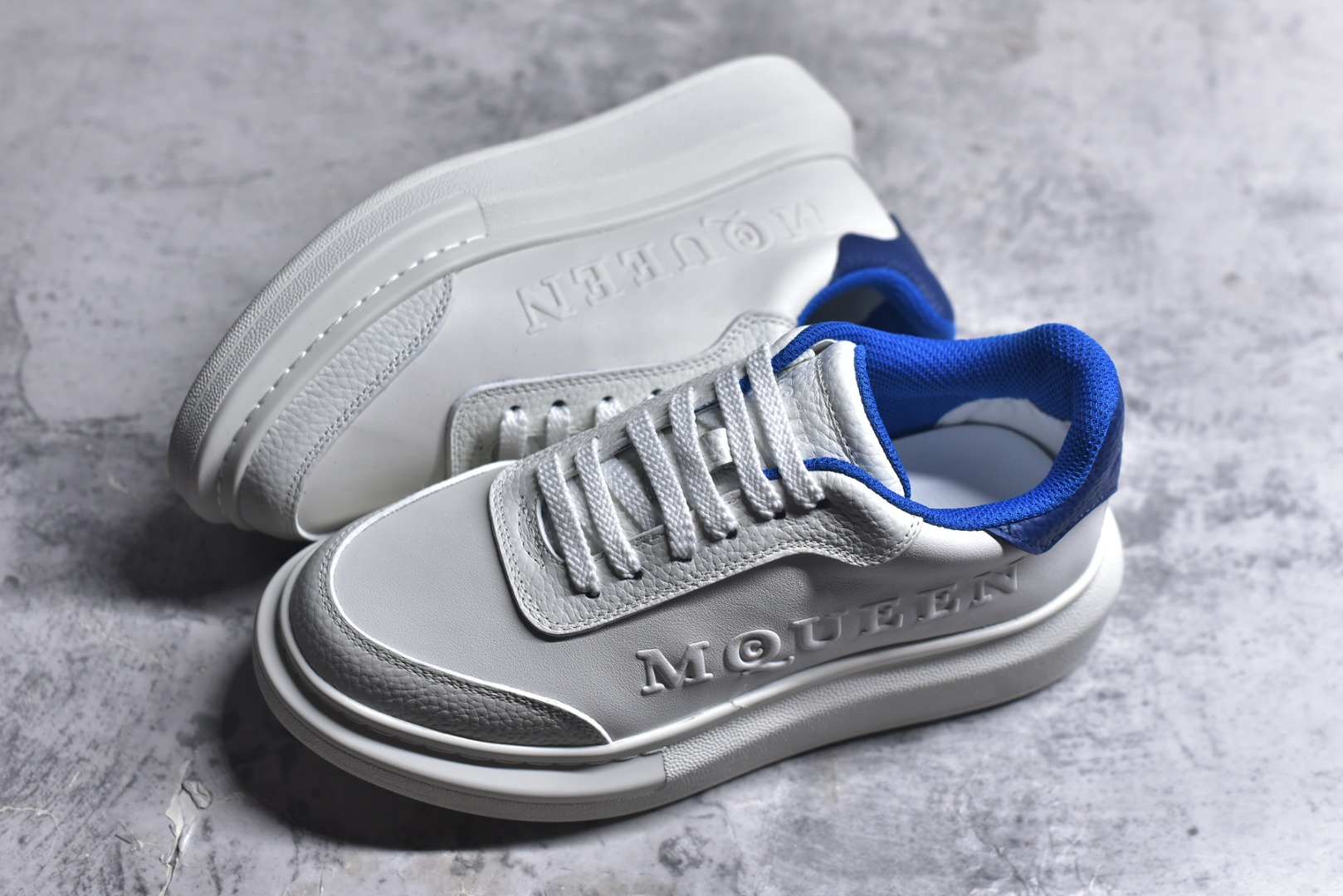 图片[7]-#Alexander McQueen 亚历山大麦昆小白鞋二代 东莞纯原 现市场所售版本天花板一梯队级别 原鞋在手可对比 可提供拍摄 高端零售客户最爱厚底增高小白鞋 正品购回原版开发 鞋底厚4.5cm 全鞋面进口牛皮 丝绸亚光原版水染羊皮内里 牛皮垫脚 回弹度到位 耐磨舒适 （⚠官方同步尺码带半码）全套得物毒盒蓝色外包盒 加厚层工艺原盒 并赠送极品丝带和购物袋 中底附带厂标钢印 女码中底和原版一致的13钉工艺（作用是小钉弯曲后可将中底与帮脚抓得更紧密）鞋盒贴标使用了高精密打印机，清晰与原版一致赠送加厚麻布防尘袋 闲置时可使用防尘 尺码：35-45 官网一致尺码-选品中心