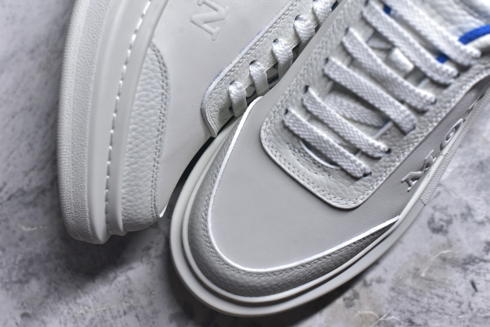 图片[8]-#Alexander McQueen 亚历山大麦昆小白鞋二代 东莞纯原 现市场所售版本天花板一梯队级别 原鞋在手可对比 可提供拍摄 高端零售客户最爱厚底增高小白鞋 正品购回原版开发 鞋底厚4.5cm 全鞋面进口牛皮 丝绸亚光原版水染羊皮内里 牛皮垫脚 回弹度到位 耐磨舒适 （⚠官方同步尺码带半码）全套得物毒盒蓝色外包盒 加厚层工艺原盒 并赠送极品丝带和购物袋 中底附带厂标钢印 女码中底和原版一致的13钉工艺（作用是小钉弯曲后可将中底与帮脚抓得更紧密）鞋盒贴标使用了高精密打印机，清晰与原版一致赠送加厚麻布防尘袋 闲置时可使用防尘 尺码：35-45 官网一致尺码-选品中心