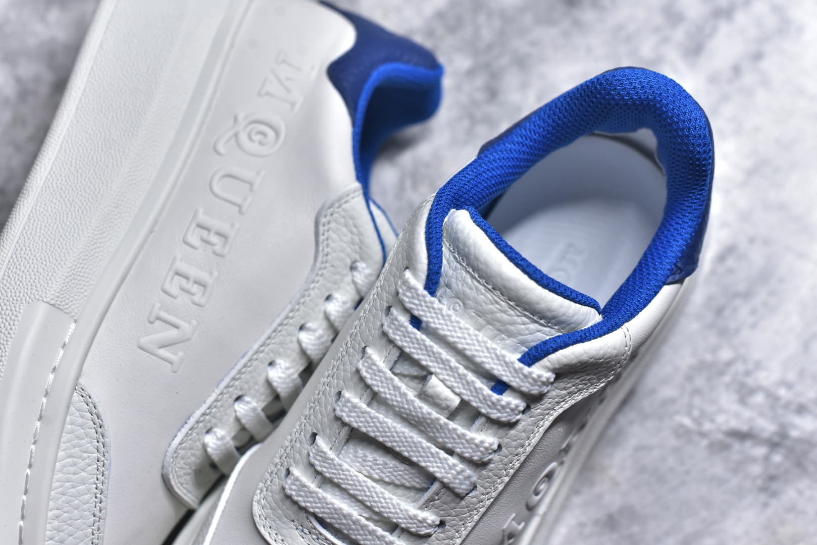 图片[9]-#Alexander McQueen 亚历山大麦昆小白鞋二代 东莞纯原 现市场所售版本天花板一梯队级别 原鞋在手可对比 可提供拍摄 高端零售客户最爱厚底增高小白鞋 正品购回原版开发 鞋底厚4.5cm 全鞋面进口牛皮 丝绸亚光原版水染羊皮内里 牛皮垫脚 回弹度到位 耐磨舒适 （⚠官方同步尺码带半码）全套得物毒盒蓝色外包盒 加厚层工艺原盒 并赠送极品丝带和购物袋 中底附带厂标钢印 女码中底和原版一致的13钉工艺（作用是小钉弯曲后可将中底与帮脚抓得更紧密）鞋盒贴标使用了高精密打印机，清晰与原版一致赠送加厚麻布防尘袋 闲置时可使用防尘 尺码：35-45 官网一致尺码-选品中心