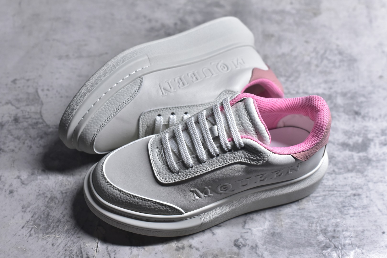 图片[7]-#Alexander McQueen 亚历山大麦昆小白鞋二代 东莞纯原 现市场所售版本天花板一梯队级别 原鞋在手可对比 可提供拍摄 高端零售客户最爱厚底增高小白鞋 正品购回原版开发 鞋底厚4.5cm 全鞋面进口牛皮 丝绸亚光原版水染羊皮内里 牛皮垫脚 回弹度到位 耐磨舒适 （⚠官方同步尺码带半码）全套得物毒盒蓝色外包盒 加厚层工艺原盒 并赠送极品丝带和购物袋 中底附带厂标钢印 女码中底和原版一致的13钉工艺（作用是小钉弯曲后可将中底与帮脚抓得更紧密）鞋盒贴标使用了高精密打印机，清晰与原版一致赠送加厚麻布防尘袋 闲置时可使用防尘 尺码：35-45 官网一致尺码-选品中心