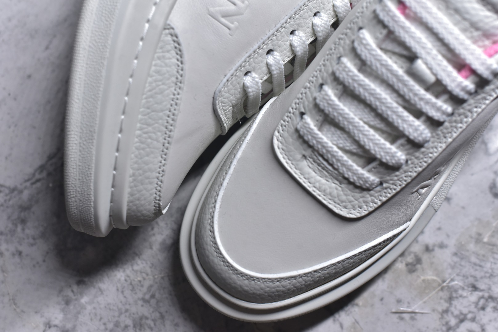 图片[8]-#Alexander McQueen 亚历山大麦昆小白鞋二代 东莞纯原 现市场所售版本天花板一梯队级别 原鞋在手可对比 可提供拍摄 高端零售客户最爱厚底增高小白鞋 正品购回原版开发 鞋底厚4.5cm 全鞋面进口牛皮 丝绸亚光原版水染羊皮内里 牛皮垫脚 回弹度到位 耐磨舒适 （⚠官方同步尺码带半码）全套得物毒盒蓝色外包盒 加厚层工艺原盒 并赠送极品丝带和购物袋 中底附带厂标钢印 女码中底和原版一致的13钉工艺（作用是小钉弯曲后可将中底与帮脚抓得更紧密）鞋盒贴标使用了高精密打印机，清晰与原版一致赠送加厚麻布防尘袋 闲置时可使用防尘 尺码：35-45 官网一致尺码-选品中心