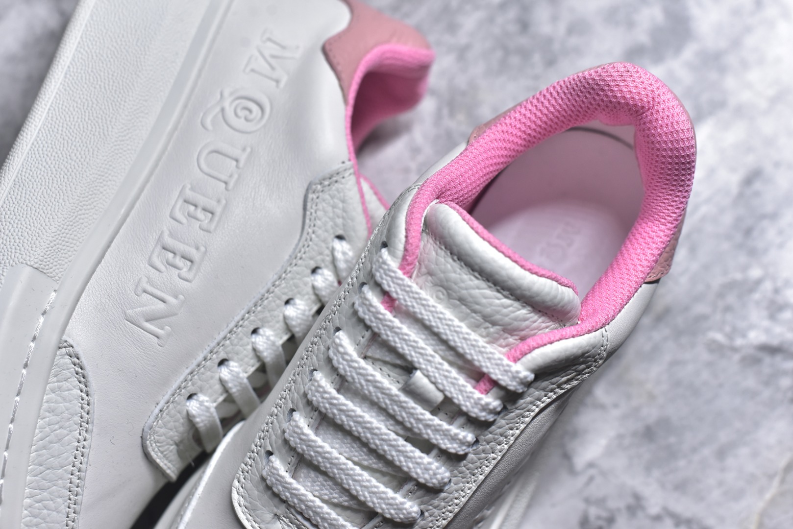 图片[9]-#Alexander McQueen 亚历山大麦昆小白鞋二代 东莞纯原 现市场所售版本天花板一梯队级别 原鞋在手可对比 可提供拍摄 高端零售客户最爱厚底增高小白鞋 正品购回原版开发 鞋底厚4.5cm 全鞋面进口牛皮 丝绸亚光原版水染羊皮内里 牛皮垫脚 回弹度到位 耐磨舒适 （⚠官方同步尺码带半码）全套得物毒盒蓝色外包盒 加厚层工艺原盒 并赠送极品丝带和购物袋 中底附带厂标钢印 女码中底和原版一致的13钉工艺（作用是小钉弯曲后可将中底与帮脚抓得更紧密）鞋盒贴标使用了高精密打印机，清晰与原版一致赠送加厚麻布防尘袋 闲置时可使用防尘 尺码：35-45 官网一致尺码-选品中心