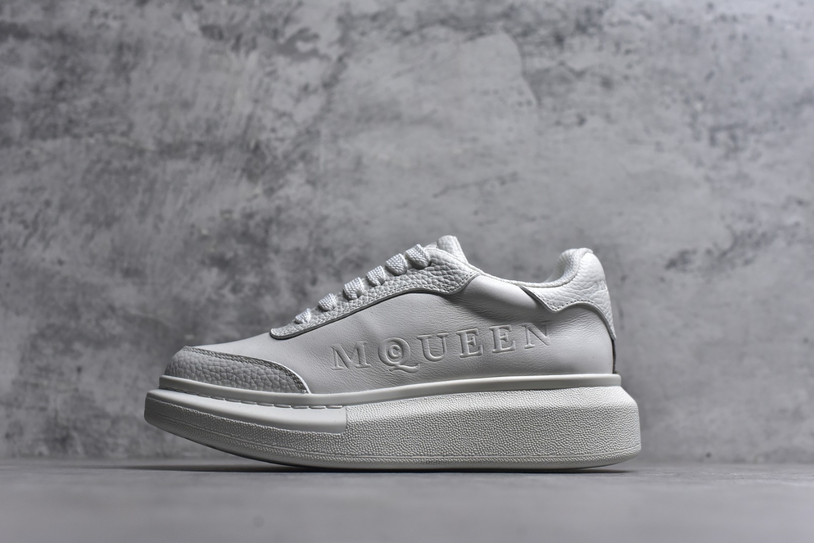 #Alexander McQueen 亚历山大麦昆小白鞋二代 东莞纯原 现市场所售版本天花板一梯队级别 原鞋在手可对比 可提供拍摄 高端零售客户最爱厚底增高小白鞋 正品购回原版开发 鞋底厚4.5cm 全鞋面进口牛皮 丝绸亚光原版水染羊皮内里 牛皮垫脚 回弹度到位 耐磨舒适 （⚠官方同步尺码带半码）全套得物毒盒蓝色外包盒 加厚层工艺原盒 并赠送极品丝带和购物袋 中底附带厂标钢印 女码中底和原版一致的13钉工艺（作用是小钉弯曲后可将中底与帮脚抓得更紧密）鞋盒贴标使用了高精密打印机，清晰与原版一致赠送加厚麻布防尘袋 闲置时可使用防尘 尺码：35-45 官网一致尺码-选品中心