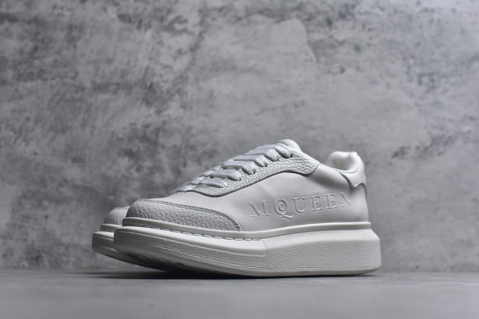 图片[2]-#Alexander McQueen 亚历山大麦昆小白鞋二代 东莞纯原 现市场所售版本天花板一梯队级别 原鞋在手可对比 可提供拍摄 高端零售客户最爱厚底增高小白鞋 正品购回原版开发 鞋底厚4.5cm 全鞋面进口牛皮 丝绸亚光原版水染羊皮内里 牛皮垫脚 回弹度到位 耐磨舒适 （⚠官方同步尺码带半码）全套得物毒盒蓝色外包盒 加厚层工艺原盒 并赠送极品丝带和购物袋 中底附带厂标钢印 女码中底和原版一致的13钉工艺（作用是小钉弯曲后可将中底与帮脚抓得更紧密）鞋盒贴标使用了高精密打印机，清晰与原版一致赠送加厚麻布防尘袋 闲置时可使用防尘 尺码：35-45 官网一致尺码-选品中心