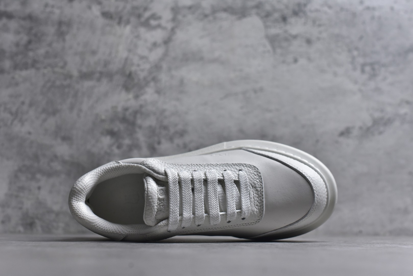 图片[4]-#Alexander McQueen 亚历山大麦昆小白鞋二代 东莞纯原 现市场所售版本天花板一梯队级别 原鞋在手可对比 可提供拍摄 高端零售客户最爱厚底增高小白鞋 正品购回原版开发 鞋底厚4.5cm 全鞋面进口牛皮 丝绸亚光原版水染羊皮内里 牛皮垫脚 回弹度到位 耐磨舒适 （⚠官方同步尺码带半码）全套得物毒盒蓝色外包盒 加厚层工艺原盒 并赠送极品丝带和购物袋 中底附带厂标钢印 女码中底和原版一致的13钉工艺（作用是小钉弯曲后可将中底与帮脚抓得更紧密）鞋盒贴标使用了高精密打印机，清晰与原版一致赠送加厚麻布防尘袋 闲置时可使用防尘 尺码：35-45 官网一致尺码-选品中心