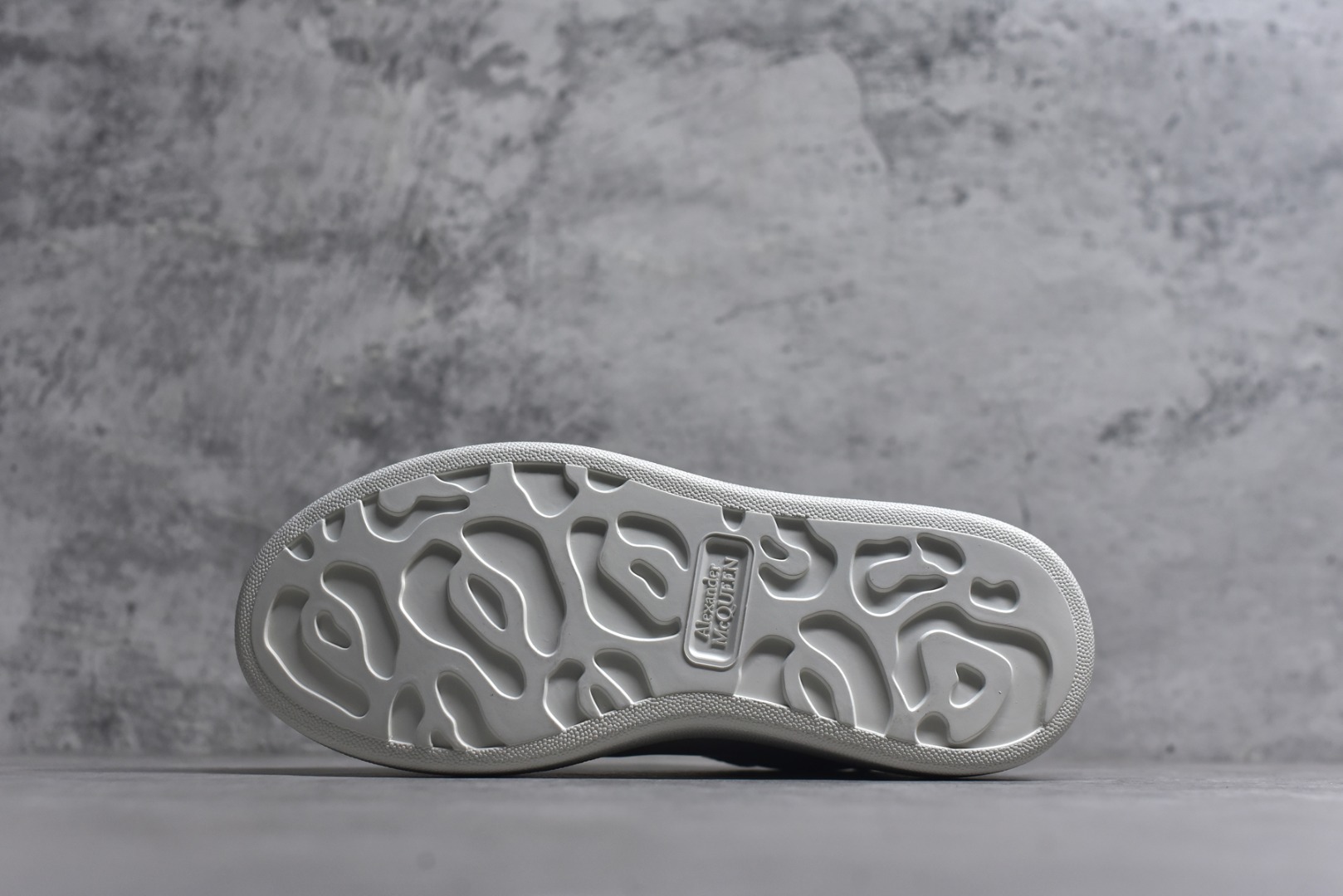 图片[6]-#Alexander McQueen 亚历山大麦昆小白鞋二代 东莞纯原 现市场所售版本天花板一梯队级别 原鞋在手可对比 可提供拍摄 高端零售客户最爱厚底增高小白鞋 正品购回原版开发 鞋底厚4.5cm 全鞋面进口牛皮 丝绸亚光原版水染羊皮内里 牛皮垫脚 回弹度到位 耐磨舒适 （⚠官方同步尺码带半码）全套得物毒盒蓝色外包盒 加厚层工艺原盒 并赠送极品丝带和购物袋 中底附带厂标钢印 女码中底和原版一致的13钉工艺（作用是小钉弯曲后可将中底与帮脚抓得更紧密）鞋盒贴标使用了高精密打印机，清晰与原版一致赠送加厚麻布防尘袋 闲置时可使用防尘 尺码：35-45 官网一致尺码-选品中心