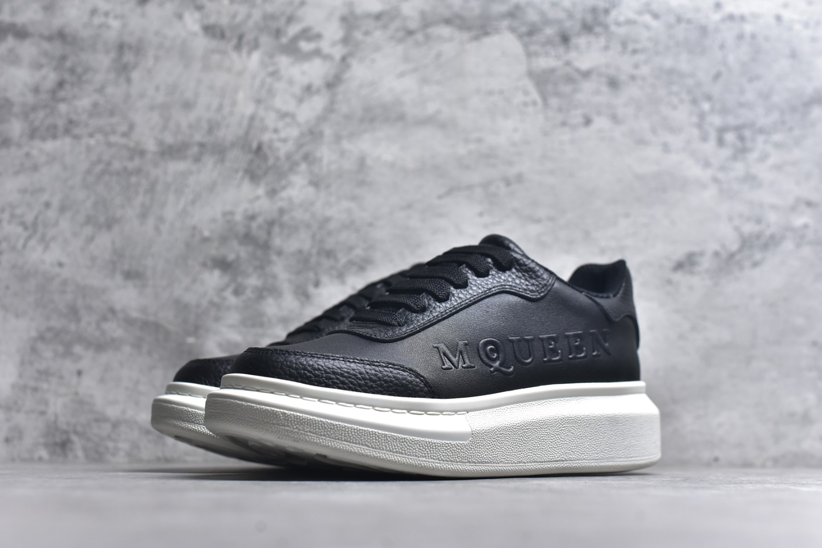 图片[2]-#Alexander McQueen 亚历山大麦昆小白鞋二代 东莞纯原 现市场所售版本天花板一梯队级别 原鞋在手可对比 可提供拍摄 高端零售客户最爱厚底增高小白鞋 正品购回原版开发 鞋底厚4.5cm 全鞋面进口牛皮 丝绸亚光原版水染羊皮内里 牛皮垫脚 回弹度到位 耐磨舒适 （⚠官方同步尺码带半码）全套得物毒盒蓝色外包盒 加厚层工艺原盒 并赠送极品丝带和购物袋 中底附带厂标钢印 女码中底和原版一致的13钉工艺（作用是小钉弯曲后可将中底与帮脚抓得更紧密）鞋盒贴标使用了高精密打印机，清晰与原版一致赠送加厚麻布防尘袋 闲置时可使用防尘 尺码：35-45 官网一致尺码-选品中心