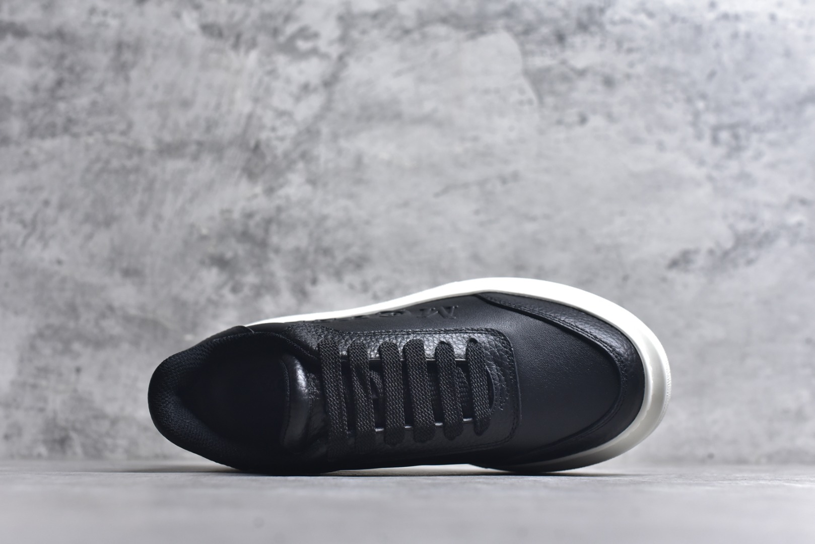 图片[4]-#Alexander McQueen 亚历山大麦昆小白鞋二代 东莞纯原 现市场所售版本天花板一梯队级别 原鞋在手可对比 可提供拍摄 高端零售客户最爱厚底增高小白鞋 正品购回原版开发 鞋底厚4.5cm 全鞋面进口牛皮 丝绸亚光原版水染羊皮内里 牛皮垫脚 回弹度到位 耐磨舒适 （⚠官方同步尺码带半码）全套得物毒盒蓝色外包盒 加厚层工艺原盒 并赠送极品丝带和购物袋 中底附带厂标钢印 女码中底和原版一致的13钉工艺（作用是小钉弯曲后可将中底与帮脚抓得更紧密）鞋盒贴标使用了高精密打印机，清晰与原版一致赠送加厚麻布防尘袋 闲置时可使用防尘 尺码：35-45 官网一致尺码-选品中心