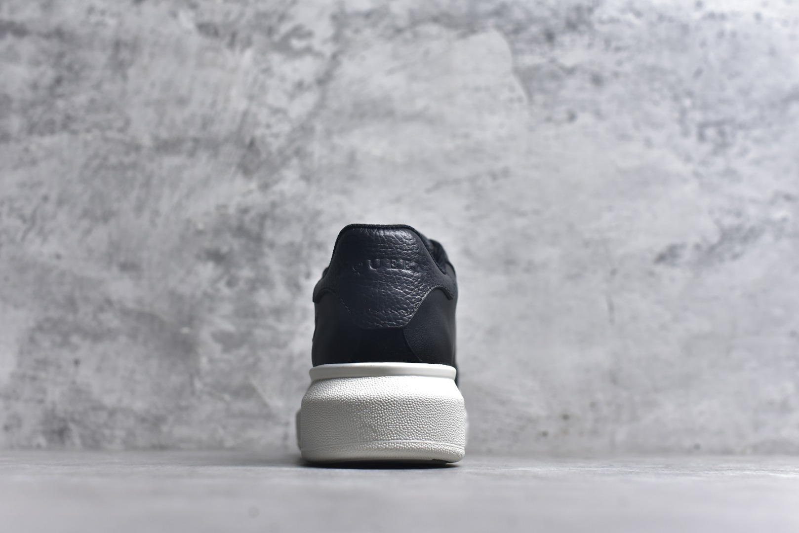 图片[5]-#Alexander McQueen 亚历山大麦昆小白鞋二代 东莞纯原 现市场所售版本天花板一梯队级别 原鞋在手可对比 可提供拍摄 高端零售客户最爱厚底增高小白鞋 正品购回原版开发 鞋底厚4.5cm 全鞋面进口牛皮 丝绸亚光原版水染羊皮内里 牛皮垫脚 回弹度到位 耐磨舒适 （⚠官方同步尺码带半码）全套得物毒盒蓝色外包盒 加厚层工艺原盒 并赠送极品丝带和购物袋 中底附带厂标钢印 女码中底和原版一致的13钉工艺（作用是小钉弯曲后可将中底与帮脚抓得更紧密）鞋盒贴标使用了高精密打印机，清晰与原版一致赠送加厚麻布防尘袋 闲置时可使用防尘 尺码：35-45 官网一致尺码-选品中心