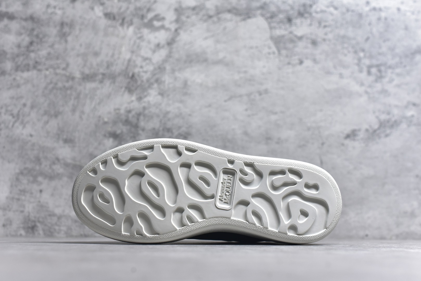 图片[6]-#Alexander McQueen 亚历山大麦昆小白鞋二代 东莞纯原 现市场所售版本天花板一梯队级别 原鞋在手可对比 可提供拍摄 高端零售客户最爱厚底增高小白鞋 正品购回原版开发 鞋底厚4.5cm 全鞋面进口牛皮 丝绸亚光原版水染羊皮内里 牛皮垫脚 回弹度到位 耐磨舒适 （⚠官方同步尺码带半码）全套得物毒盒蓝色外包盒 加厚层工艺原盒 并赠送极品丝带和购物袋 中底附带厂标钢印 女码中底和原版一致的13钉工艺（作用是小钉弯曲后可将中底与帮脚抓得更紧密）鞋盒贴标使用了高精密打印机，清晰与原版一致赠送加厚麻布防尘袋 闲置时可使用防尘 尺码：35-45 官网一致尺码-选品中心