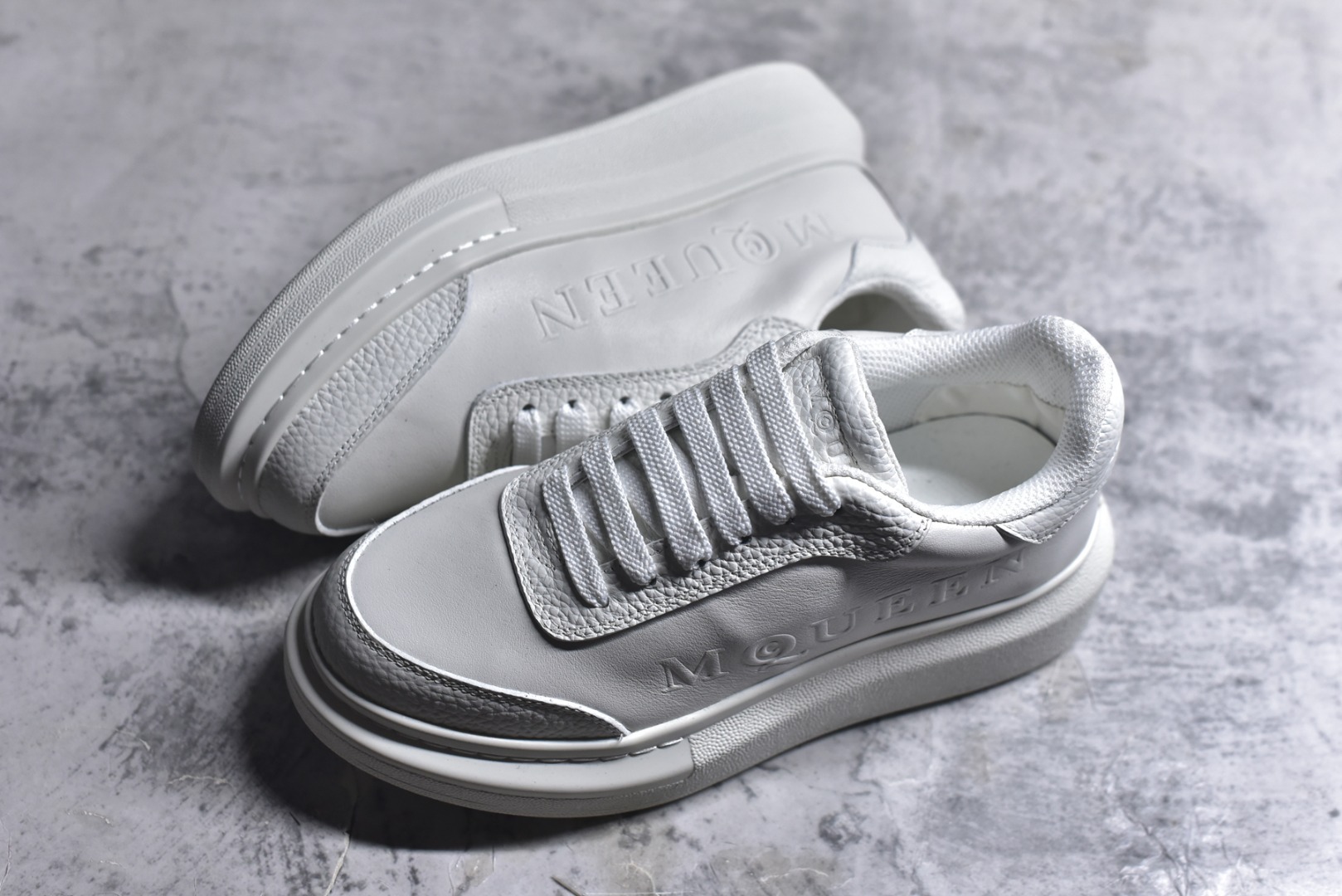 图片[7]-#Alexander McQueen 亚历山大麦昆小白鞋二代 东莞纯原 现市场所售版本天花板一梯队级别 原鞋在手可对比 可提供拍摄 高端零售客户最爱厚底增高小白鞋 正品购回原版开发 鞋底厚4.5cm 全鞋面进口牛皮 丝绸亚光原版水染羊皮内里 牛皮垫脚 回弹度到位 耐磨舒适 （⚠官方同步尺码带半码）全套得物毒盒蓝色外包盒 加厚层工艺原盒 并赠送极品丝带和购物袋 中底附带厂标钢印 女码中底和原版一致的13钉工艺（作用是小钉弯曲后可将中底与帮脚抓得更紧密）鞋盒贴标使用了高精密打印机，清晰与原版一致赠送加厚麻布防尘袋 闲置时可使用防尘 尺码：35-45 官网一致尺码-选品中心