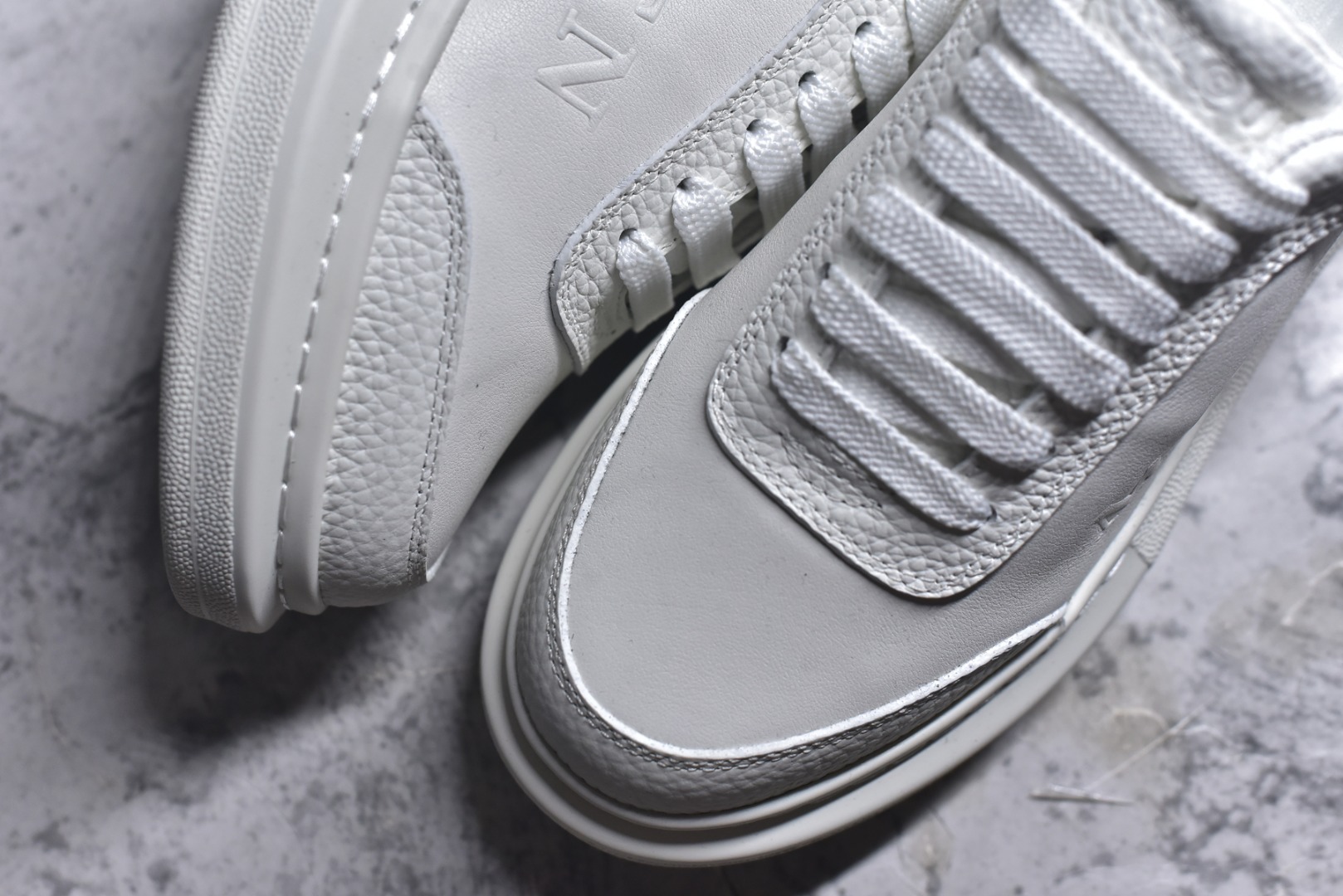 图片[8]-#Alexander McQueen 亚历山大麦昆小白鞋二代 东莞纯原 现市场所售版本天花板一梯队级别 原鞋在手可对比 可提供拍摄 高端零售客户最爱厚底增高小白鞋 正品购回原版开发 鞋底厚4.5cm 全鞋面进口牛皮 丝绸亚光原版水染羊皮内里 牛皮垫脚 回弹度到位 耐磨舒适 （⚠官方同步尺码带半码）全套得物毒盒蓝色外包盒 加厚层工艺原盒 并赠送极品丝带和购物袋 中底附带厂标钢印 女码中底和原版一致的13钉工艺（作用是小钉弯曲后可将中底与帮脚抓得更紧密）鞋盒贴标使用了高精密打印机，清晰与原版一致赠送加厚麻布防尘袋 闲置时可使用防尘 尺码：35-45 官网一致尺码-选品中心