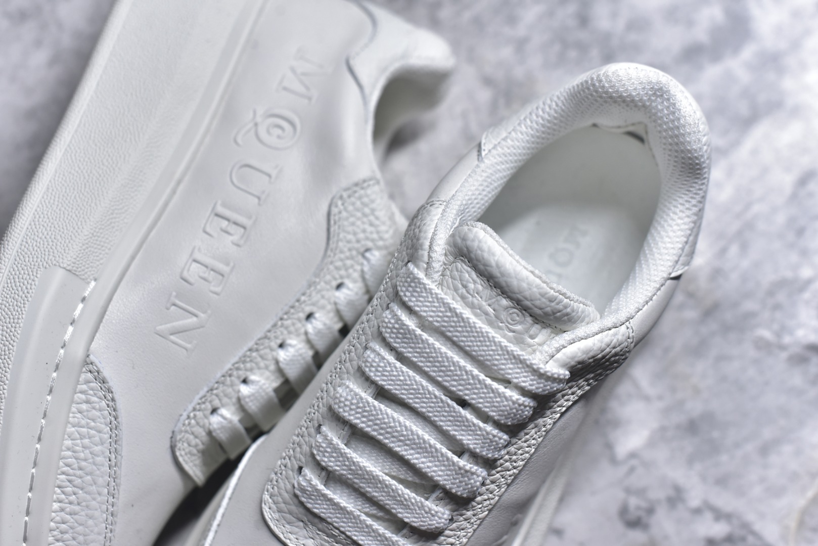 图片[9]-#Alexander McQueen 亚历山大麦昆小白鞋二代 东莞纯原 现市场所售版本天花板一梯队级别 原鞋在手可对比 可提供拍摄 高端零售客户最爱厚底增高小白鞋 正品购回原版开发 鞋底厚4.5cm 全鞋面进口牛皮 丝绸亚光原版水染羊皮内里 牛皮垫脚 回弹度到位 耐磨舒适 （⚠官方同步尺码带半码）全套得物毒盒蓝色外包盒 加厚层工艺原盒 并赠送极品丝带和购物袋 中底附带厂标钢印 女码中底和原版一致的13钉工艺（作用是小钉弯曲后可将中底与帮脚抓得更紧密）鞋盒贴标使用了高精密打印机，清晰与原版一致赠送加厚麻布防尘袋 闲置时可使用防尘 尺码：35-45 官网一致尺码-选品中心