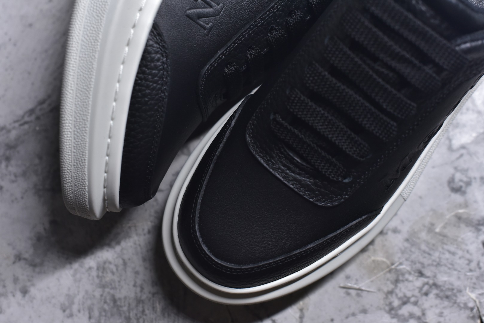 图片[8]-#Alexander McQueen 亚历山大麦昆小白鞋二代 东莞纯原 现市场所售版本天花板一梯队级别 原鞋在手可对比 可提供拍摄 高端零售客户最爱厚底增高小白鞋 正品购回原版开发 鞋底厚4.5cm 全鞋面进口牛皮 丝绸亚光原版水染羊皮内里 牛皮垫脚 回弹度到位 耐磨舒适 （⚠官方同步尺码带半码）全套得物毒盒蓝色外包盒 加厚层工艺原盒 并赠送极品丝带和购物袋 中底附带厂标钢印 女码中底和原版一致的13钉工艺（作用是小钉弯曲后可将中底与帮脚抓得更紧密）鞋盒贴标使用了高精密打印机，清晰与原版一致赠送加厚麻布防尘袋 闲置时可使用防尘 尺码：35-45 官网一致尺码-选品中心