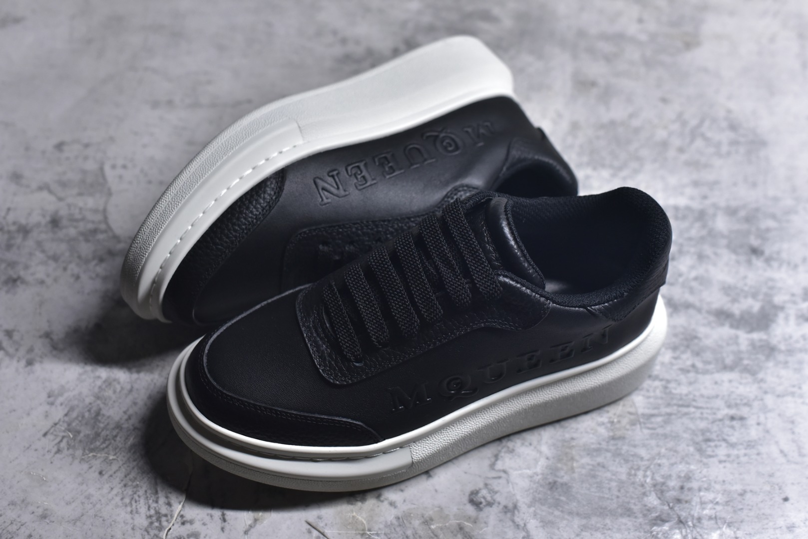 图片[7]-#Alexander McQueen 亚历山大麦昆小白鞋二代 东莞纯原 现市场所售版本天花板一梯队级别 原鞋在手可对比 可提供拍摄 高端零售客户最爱厚底增高小白鞋 正品购回原版开发 鞋底厚4.5cm 全鞋面进口牛皮 丝绸亚光原版水染羊皮内里 牛皮垫脚 回弹度到位 耐磨舒适 （⚠官方同步尺码带半码）全套得物毒盒蓝色外包盒 加厚层工艺原盒 并赠送极品丝带和购物袋 中底附带厂标钢印 女码中底和原版一致的13钉工艺（作用是小钉弯曲后可将中底与帮脚抓得更紧密）鞋盒贴标使用了高精密打印机，清晰与原版一致赠送加厚麻布防尘袋 闲置时可使用防尘 尺码：35-45 官网一致尺码-选品中心