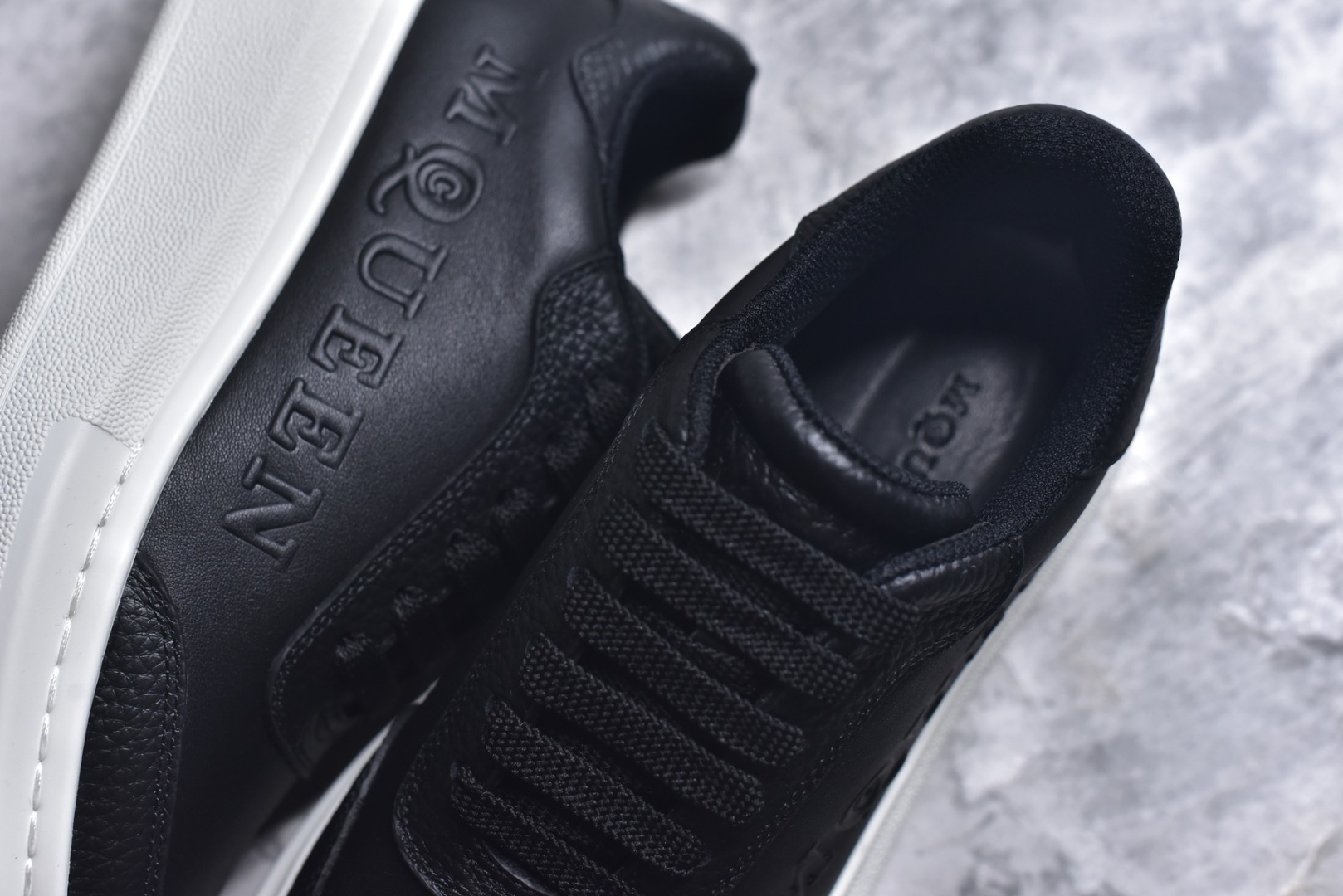 图片[9]-#Alexander McQueen 亚历山大麦昆小白鞋二代 东莞纯原 现市场所售版本天花板一梯队级别 原鞋在手可对比 可提供拍摄 高端零售客户最爱厚底增高小白鞋 正品购回原版开发 鞋底厚4.5cm 全鞋面进口牛皮 丝绸亚光原版水染羊皮内里 牛皮垫脚 回弹度到位 耐磨舒适 （⚠官方同步尺码带半码）全套得物毒盒蓝色外包盒 加厚层工艺原盒 并赠送极品丝带和购物袋 中底附带厂标钢印 女码中底和原版一致的13钉工艺（作用是小钉弯曲后可将中底与帮脚抓得更紧密）鞋盒贴标使用了高精密打印机，清晰与原版一致赠送加厚麻布防尘袋 闲置时可使用防尘 尺码：35-45 官网一致尺码-选品中心