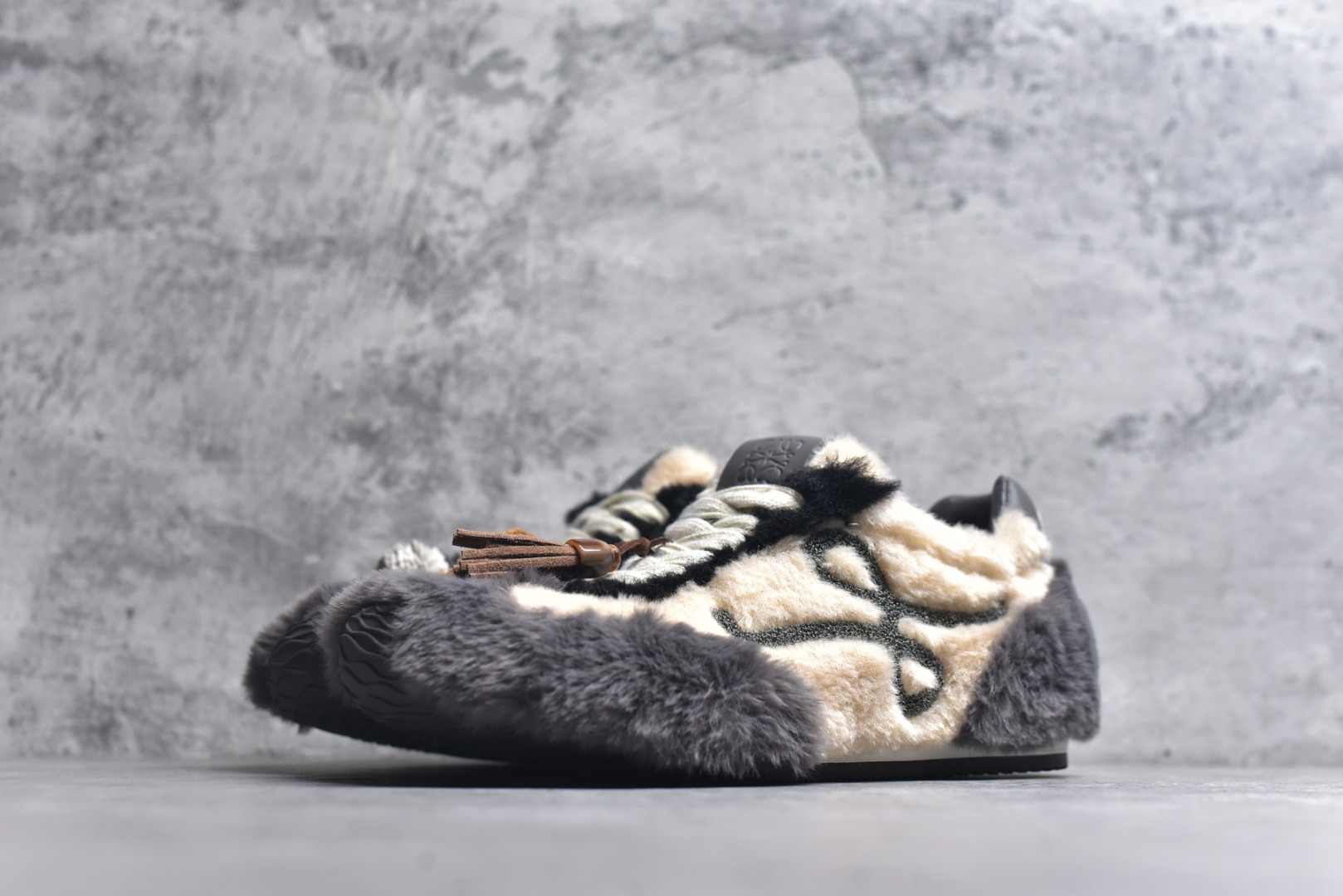 图片[2]-#LOEWE罗意威 Ballet Runner 2.0 2026 秋冬走秀款羊羔毛阿甘德训鞋 陈都灵 红姐 杨幂 Giselle 同款 秋冬「全能鞋王」上脚就明白为什么女明星都在穿!大幂幂同款的眼光真是又暖又绝! 「立体羊羔毛」包裹 +「复古阿甘鞋型」软糯糯的触感直接狙击我的心巴 最绝的是Secret Heel 小心机选👇🏻 内增高 2.5cm +外底1.5cm =4cm隐形增高 软底超回弹，暴走一天像是踩在云朵上 拼色设计超有层次感，拯救所有基础款穿搭 神仙配色，直接承包一整个秋冬的穿搭 尺码：35-40-选品中心