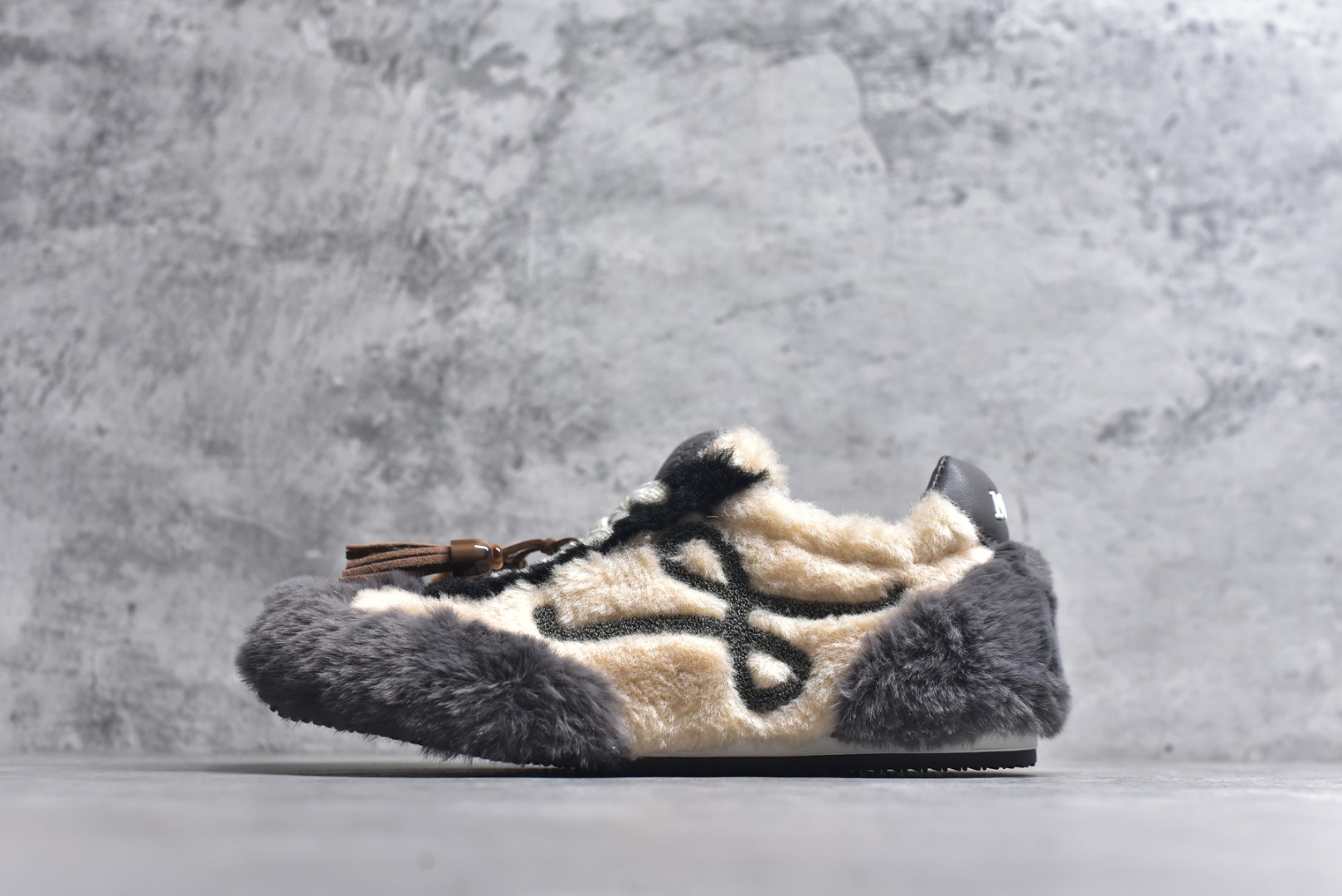 #LOEWE罗意威 Ballet Runner 2.0 2026 秋冬走秀款羊羔毛阿甘德训鞋 陈都灵 红姐 杨幂 Giselle 同款 秋冬「全能鞋王」上脚就明白为什么女明星都在穿!大幂幂同款的眼光真是又暖又绝! 「立体羊羔毛」包裹 +「复古阿甘鞋型」软糯糯的触感直接狙击我的心巴 最绝的是Secret Heel 小心机选👇🏻 内增高 2.5cm +外底1.5cm =4cm隐形增高 软底超回弹，暴走一天像是踩在云朵上 拼色设计超有层次感，拯救所有基础款穿搭 神仙配色，直接承包一整个秋冬的穿搭 尺码：35-40-选品中心