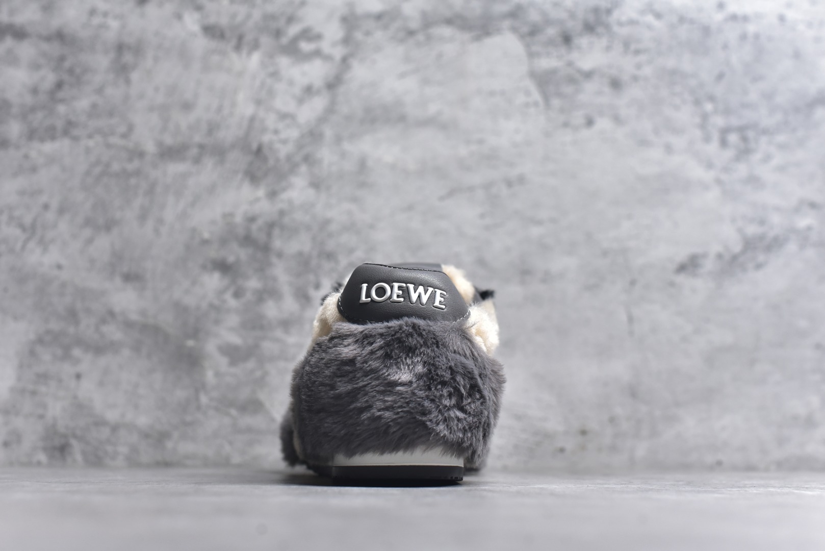 图片[5]-#LOEWE罗意威 Ballet Runner 2.0 2026 秋冬走秀款羊羔毛阿甘德训鞋 陈都灵 红姐 杨幂 Giselle 同款 秋冬「全能鞋王」上脚就明白为什么女明星都在穿!大幂幂同款的眼光真是又暖又绝! 「立体羊羔毛」包裹 +「复古阿甘鞋型」软糯糯的触感直接狙击我的心巴 最绝的是Secret Heel 小心机选👇🏻 内增高 2.5cm +外底1.5cm =4cm隐形增高 软底超回弹，暴走一天像是踩在云朵上 拼色设计超有层次感，拯救所有基础款穿搭 神仙配色，直接承包一整个秋冬的穿搭 尺码：35-40-选品中心
