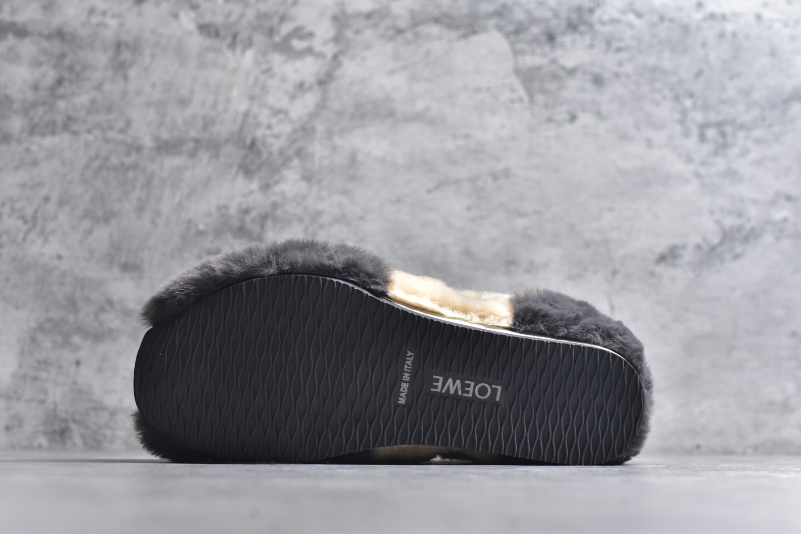 图片[6]-#LOEWE罗意威 Ballet Runner 2.0 2026 秋冬走秀款羊羔毛阿甘德训鞋 陈都灵 红姐 杨幂 Giselle 同款 秋冬「全能鞋王」上脚就明白为什么女明星都在穿!大幂幂同款的眼光真是又暖又绝! 「立体羊羔毛」包裹 +「复古阿甘鞋型」软糯糯的触感直接狙击我的心巴 最绝的是Secret Heel 小心机选👇🏻 内增高 2.5cm +外底1.5cm =4cm隐形增高 软底超回弹，暴走一天像是踩在云朵上 拼色设计超有层次感，拯救所有基础款穿搭 神仙配色，直接承包一整个秋冬的穿搭 尺码：35-40-选品中心