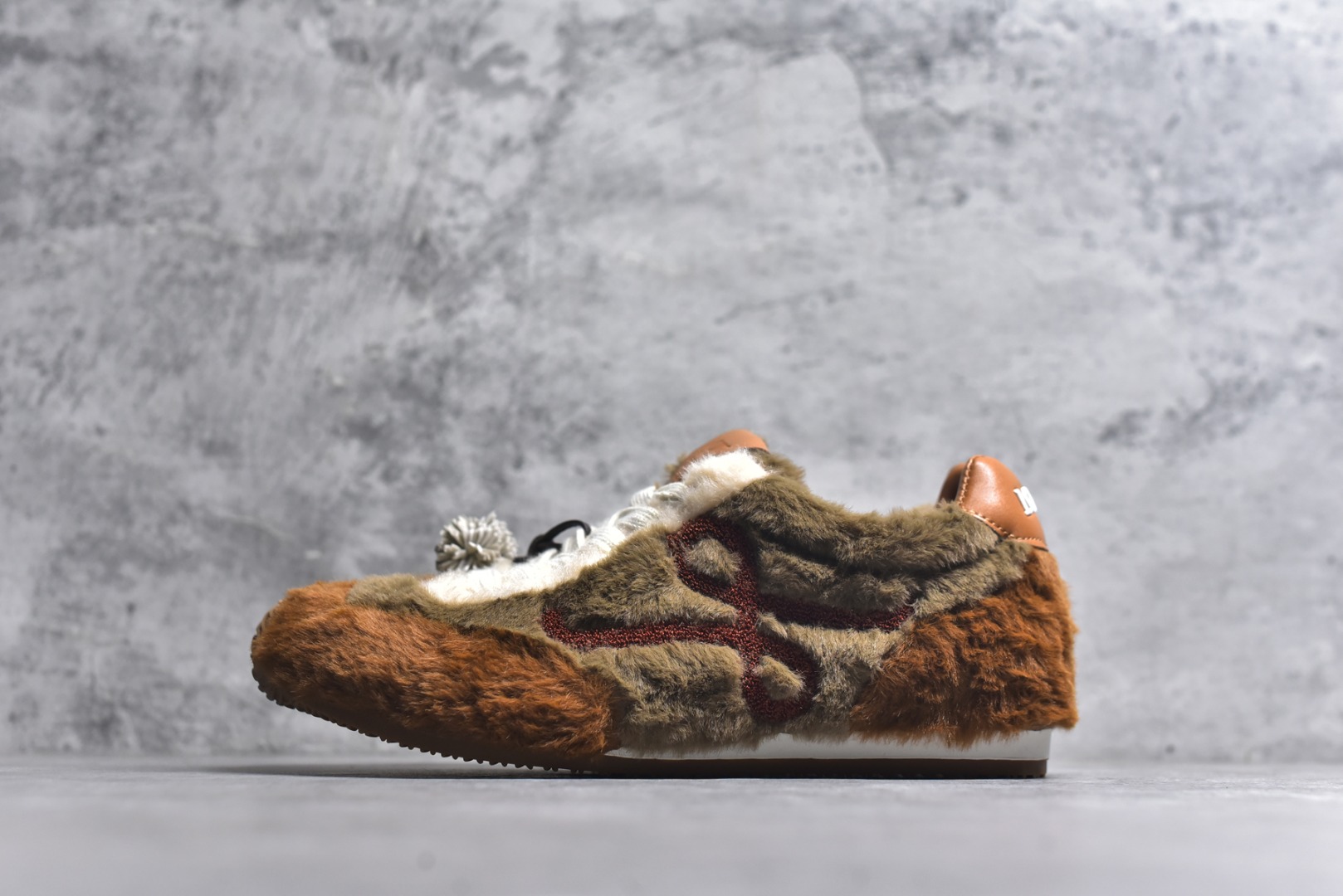 #LOEWE罗意威 Ballet Runner 2.0 2026 秋冬走秀款羊羔毛阿甘德训鞋 陈都灵 红姐 杨幂 Giselle 同款 秋冬「全能鞋王」上脚就明白为什么女明星都在穿!大幂幂同款的眼光真是又暖又绝! 「立体羊羔毛」包裹 +「复古阿甘鞋型」软糯糯的触感直接狙击我的心巴 最绝的是Secret Heel 小心机选👇🏻 内增高 2.5cm +外底1.5cm =4cm隐形增高 软底超回弹，暴走一天像是踩在云朵上 拼色设计超有层次感，拯救所有基础款穿搭 神仙配色，直接承包一整个秋冬的穿搭 尺码：35-40-选品中心