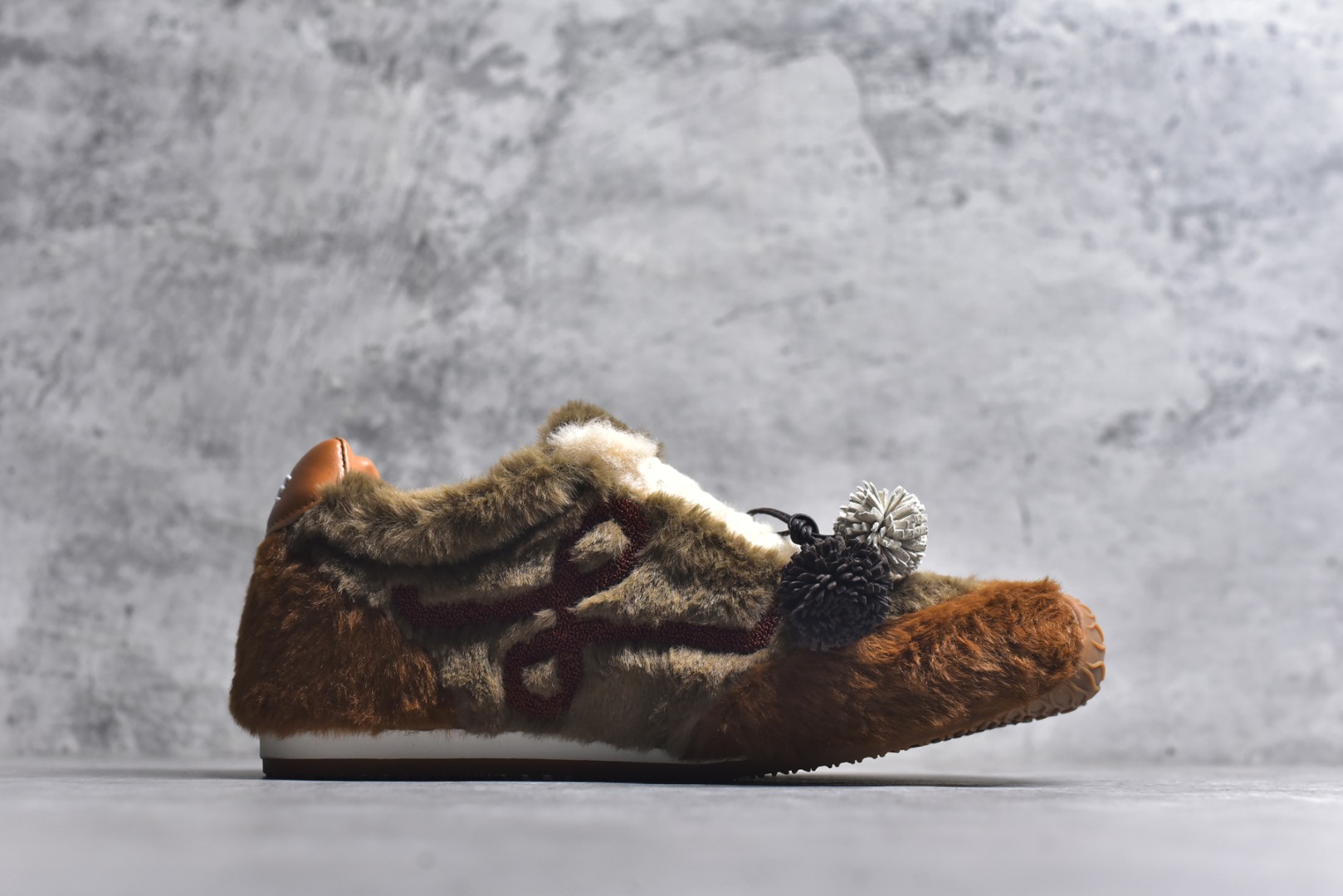 图片[3]-#LOEWE罗意威 Ballet Runner 2.0 2026 秋冬走秀款羊羔毛阿甘德训鞋 陈都灵 红姐 杨幂 Giselle 同款 秋冬「全能鞋王」上脚就明白为什么女明星都在穿!大幂幂同款的眼光真是又暖又绝! 「立体羊羔毛」包裹 +「复古阿甘鞋型」软糯糯的触感直接狙击我的心巴 最绝的是Secret Heel 小心机选👇🏻 内增高 2.5cm +外底1.5cm =4cm隐形增高 软底超回弹，暴走一天像是踩在云朵上 拼色设计超有层次感，拯救所有基础款穿搭 神仙配色，直接承包一整个秋冬的穿搭 尺码：35-40-选品中心