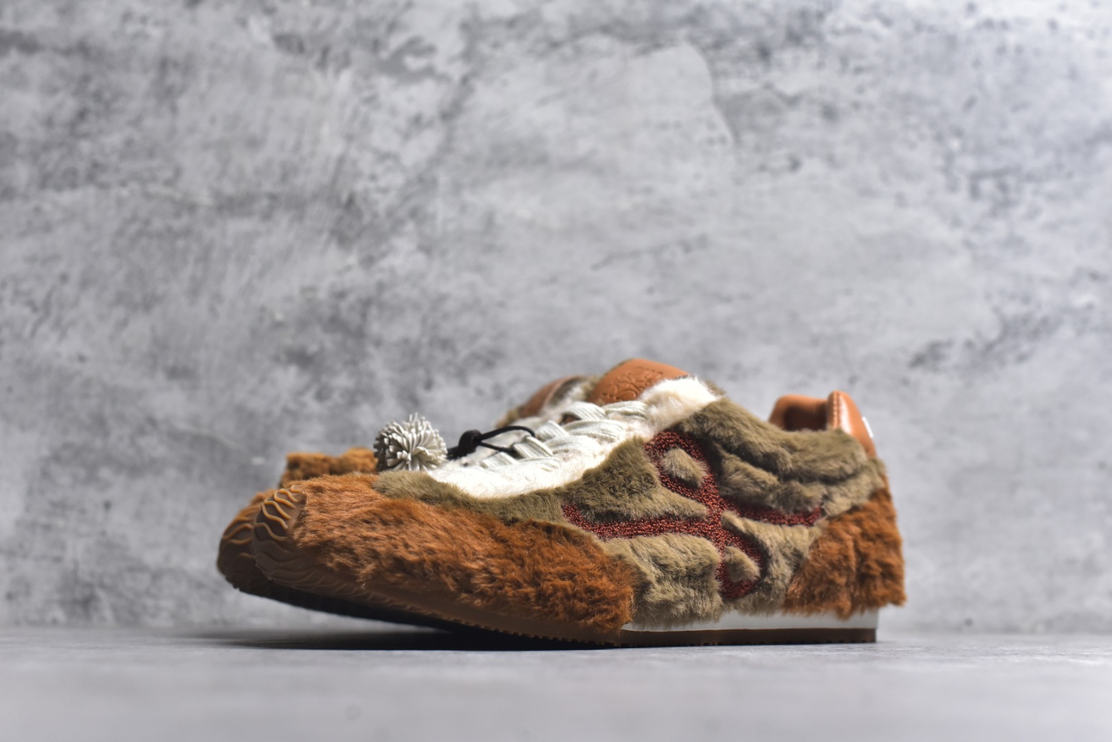 图片[2]-#LOEWE罗意威 Ballet Runner 2.0 2026 秋冬走秀款羊羔毛阿甘德训鞋 陈都灵 红姐 杨幂 Giselle 同款 秋冬「全能鞋王」上脚就明白为什么女明星都在穿!大幂幂同款的眼光真是又暖又绝! 「立体羊羔毛」包裹 +「复古阿甘鞋型」软糯糯的触感直接狙击我的心巴 最绝的是Secret Heel 小心机选👇🏻 内增高 2.5cm +外底1.5cm =4cm隐形增高 软底超回弹，暴走一天像是踩在云朵上 拼色设计超有层次感，拯救所有基础款穿搭 神仙配色，直接承包一整个秋冬的穿搭 尺码：35-40-选品中心