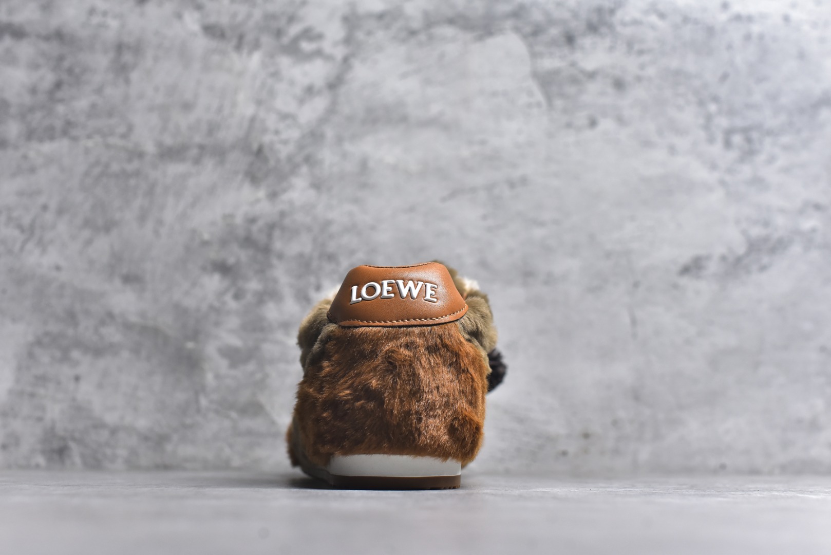 图片[5]-#LOEWE罗意威 Ballet Runner 2.0 2026 秋冬走秀款羊羔毛阿甘德训鞋 陈都灵 红姐 杨幂 Giselle 同款 秋冬「全能鞋王」上脚就明白为什么女明星都在穿!大幂幂同款的眼光真是又暖又绝! 「立体羊羔毛」包裹 +「复古阿甘鞋型」软糯糯的触感直接狙击我的心巴 最绝的是Secret Heel 小心机选👇🏻 内增高 2.5cm +外底1.5cm =4cm隐形增高 软底超回弹，暴走一天像是踩在云朵上 拼色设计超有层次感，拯救所有基础款穿搭 神仙配色，直接承包一整个秋冬的穿搭 尺码：35-40-选品中心