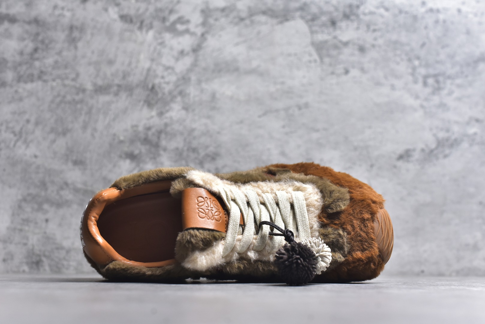 图片[4]-#LOEWE罗意威 Ballet Runner 2.0 2026 秋冬走秀款羊羔毛阿甘德训鞋 陈都灵 红姐 杨幂 Giselle 同款 秋冬「全能鞋王」上脚就明白为什么女明星都在穿!大幂幂同款的眼光真是又暖又绝! 「立体羊羔毛」包裹 +「复古阿甘鞋型」软糯糯的触感直接狙击我的心巴 最绝的是Secret Heel 小心机选👇🏻 内增高 2.5cm +外底1.5cm =4cm隐形增高 软底超回弹，暴走一天像是踩在云朵上 拼色设计超有层次感，拯救所有基础款穿搭 神仙配色，直接承包一整个秋冬的穿搭 尺码：35-40-选品中心