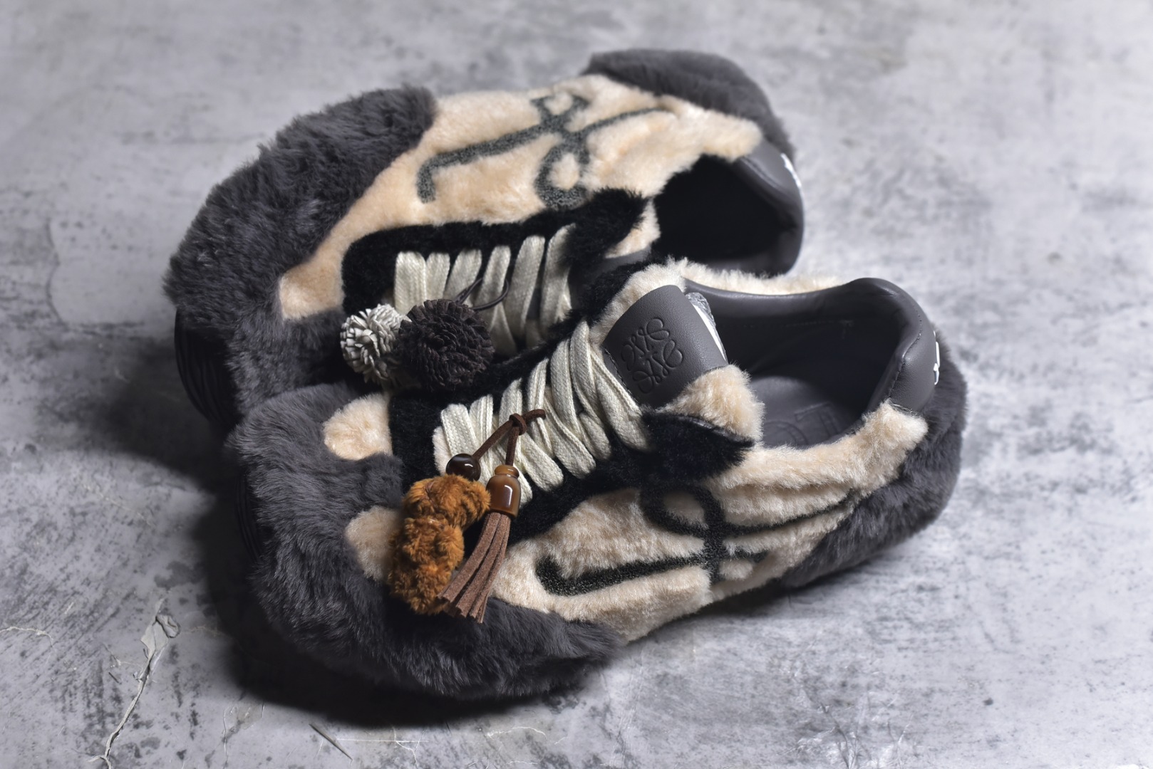 图片[7]-#LOEWE罗意威 Ballet Runner 2.0 2026 秋冬走秀款羊羔毛阿甘德训鞋 陈都灵 红姐 杨幂 Giselle 同款 秋冬「全能鞋王」上脚就明白为什么女明星都在穿!大幂幂同款的眼光真是又暖又绝! 「立体羊羔毛」包裹 +「复古阿甘鞋型」软糯糯的触感直接狙击我的心巴 最绝的是Secret Heel 小心机选👇🏻 内增高 2.5cm +外底1.5cm =4cm隐形增高 软底超回弹，暴走一天像是踩在云朵上 拼色设计超有层次感，拯救所有基础款穿搭 神仙配色，直接承包一整个秋冬的穿搭 尺码：35-40-选品中心