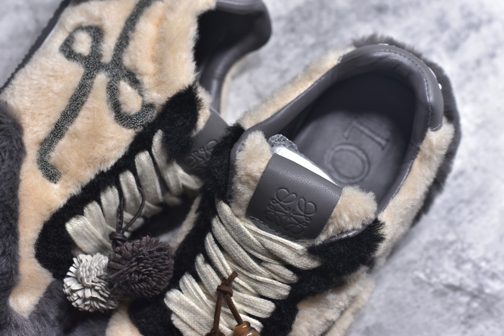 图片[9]-#LOEWE罗意威 Ballet Runner 2.0 2026 秋冬走秀款羊羔毛阿甘德训鞋 陈都灵 红姐 杨幂 Giselle 同款 秋冬「全能鞋王」上脚就明白为什么女明星都在穿!大幂幂同款的眼光真是又暖又绝! 「立体羊羔毛」包裹 +「复古阿甘鞋型」软糯糯的触感直接狙击我的心巴 最绝的是Secret Heel 小心机选👇🏻 内增高 2.5cm +外底1.5cm =4cm隐形增高 软底超回弹，暴走一天像是踩在云朵上 拼色设计超有层次感，拯救所有基础款穿搭 神仙配色，直接承包一整个秋冬的穿搭 尺码：35-40-选品中心