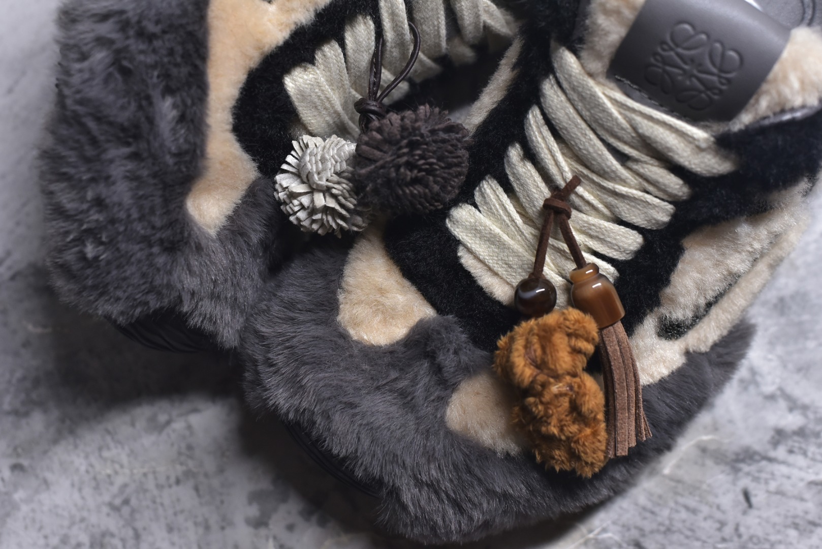 图片[8]-#LOEWE罗意威 Ballet Runner 2.0 2026 秋冬走秀款羊羔毛阿甘德训鞋 陈都灵 红姐 杨幂 Giselle 同款 秋冬「全能鞋王」上脚就明白为什么女明星都在穿!大幂幂同款的眼光真是又暖又绝! 「立体羊羔毛」包裹 +「复古阿甘鞋型」软糯糯的触感直接狙击我的心巴 最绝的是Secret Heel 小心机选👇🏻 内增高 2.5cm +外底1.5cm =4cm隐形增高 软底超回弹，暴走一天像是踩在云朵上 拼色设计超有层次感，拯救所有基础款穿搭 神仙配色，直接承包一整个秋冬的穿搭 尺码：35-40-选品中心