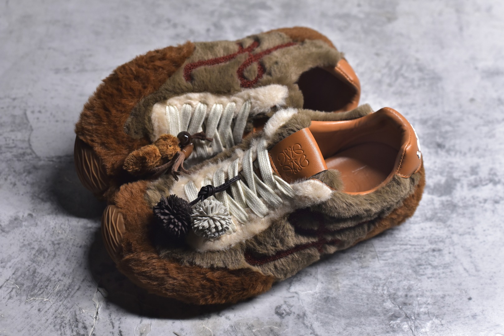 图片[7]-#LOEWE罗意威 Ballet Runner 2.0 2026 秋冬走秀款羊羔毛阿甘德训鞋 陈都灵 红姐 杨幂 Giselle 同款 秋冬「全能鞋王」上脚就明白为什么女明星都在穿!大幂幂同款的眼光真是又暖又绝! 「立体羊羔毛」包裹 +「复古阿甘鞋型」软糯糯的触感直接狙击我的心巴 最绝的是Secret Heel 小心机选👇🏻 内增高 2.5cm +外底1.5cm =4cm隐形增高 软底超回弹，暴走一天像是踩在云朵上 拼色设计超有层次感，拯救所有基础款穿搭 神仙配色，直接承包一整个秋冬的穿搭 尺码：35-40-选品中心