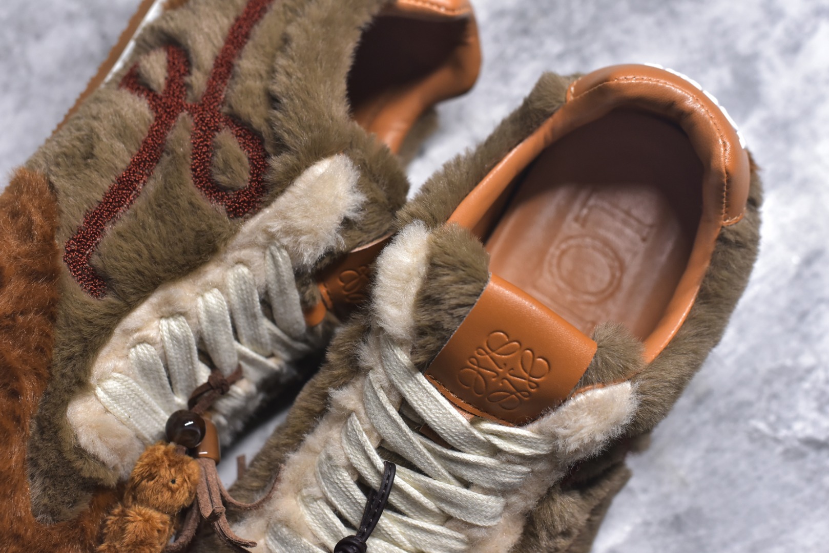 图片[9]-#LOEWE罗意威 Ballet Runner 2.0 2026 秋冬走秀款羊羔毛阿甘德训鞋 陈都灵 红姐 杨幂 Giselle 同款 秋冬「全能鞋王」上脚就明白为什么女明星都在穿!大幂幂同款的眼光真是又暖又绝! 「立体羊羔毛」包裹 +「复古阿甘鞋型」软糯糯的触感直接狙击我的心巴 最绝的是Secret Heel 小心机选👇🏻 内增高 2.5cm +外底1.5cm =4cm隐形增高 软底超回弹，暴走一天像是踩在云朵上 拼色设计超有层次感，拯救所有基础款穿搭 神仙配色，直接承包一整个秋冬的穿搭 尺码：35-40-选品中心