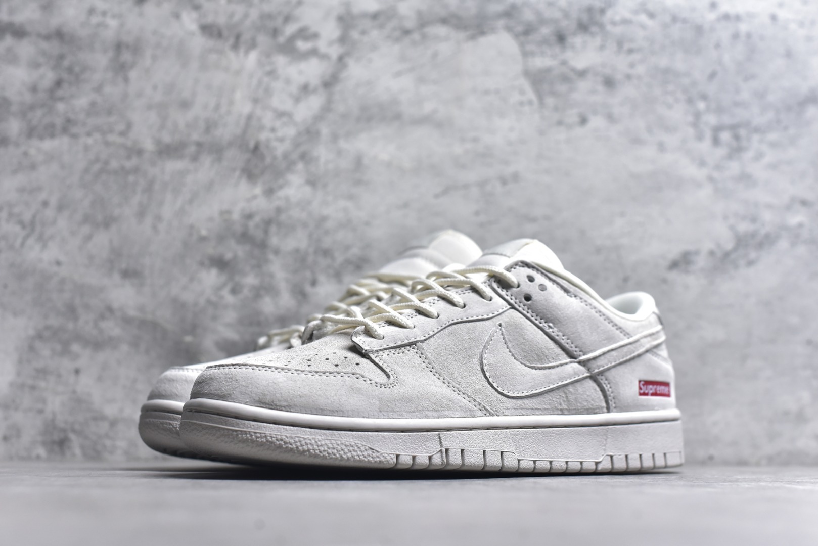 图片[2]-#海外爆款限量发售！高端定制Nike SB Dunk Low “Superme联名——浅骨白” 高端定制 低帮休闲板鞋 定制鞋盒 大厂纯原品质出货 超高清洁度 皮料切割干净无任何毛边 细节完美 货号：DD1988-005 尺码：36 36.5 37.5 38 38.5 39 40 40.5 41 42 42.5 43 44 44.5 45-选品中心