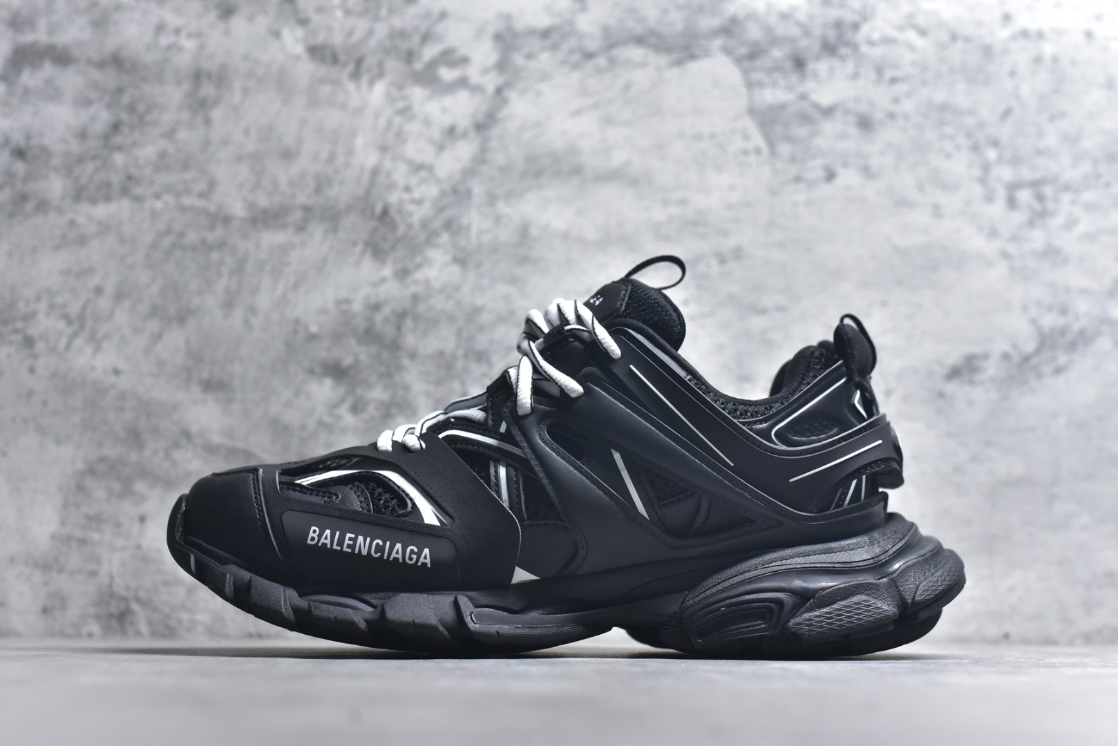 #BALENCIAGA Track Trainers 巴黎世家 3.0代复古野跑姥爹潮流百搭慢跑鞋 成份：47%涤纶 40%聚氨酯纤维 13%Nylon 采用尼龙和网眼布制成 100%不含皮革 尺码饰于足尖 鞋后跟压印Track字样 外底正面压印BB标识 外侧印有Balenciaga印花 鞋舌压印Balenciaga标识 双鞋带以常规方式打结 后帮及鞋舌配有拉环鞋提 动态鞋底设计 为双脚带来后续的助力 50毫米鞋弓 水洗做旧风格 中国制造 此商品提供Balenciaga防尘袋和包装盒 尺码：35-46-选品中心