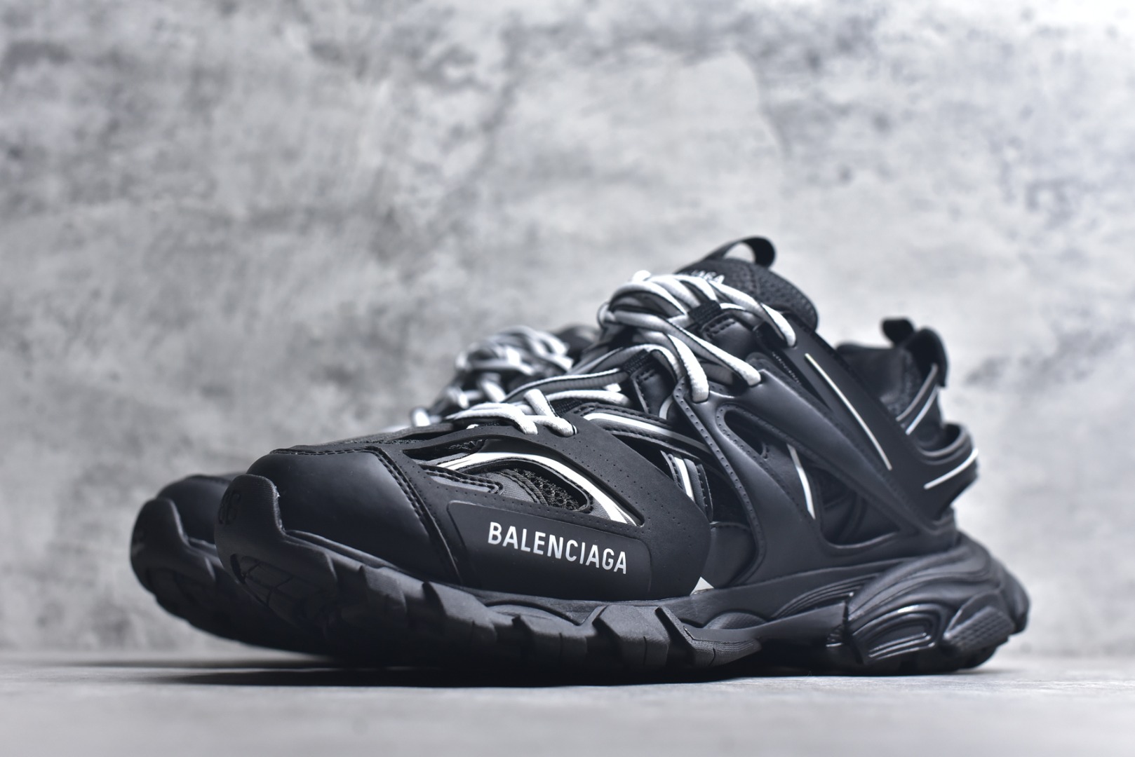 图片[2]-#BALENCIAGA Track Trainers 巴黎世家 3.0代复古野跑姥爹潮流百搭慢跑鞋 成份：47%涤纶 40%聚氨酯纤维 13%Nylon 采用尼龙和网眼布制成 100%不含皮革 尺码饰于足尖 鞋后跟压印Track字样 外底正面压印BB标识 外侧印有Balenciaga印花 鞋舌压印Balenciaga标识 双鞋带以常规方式打结 后帮及鞋舌配有拉环鞋提 动态鞋底设计 为双脚带来后续的助力 50毫米鞋弓 水洗做旧风格 中国制造 此商品提供Balenciaga防尘袋和包装盒 尺码：35-46-选品中心