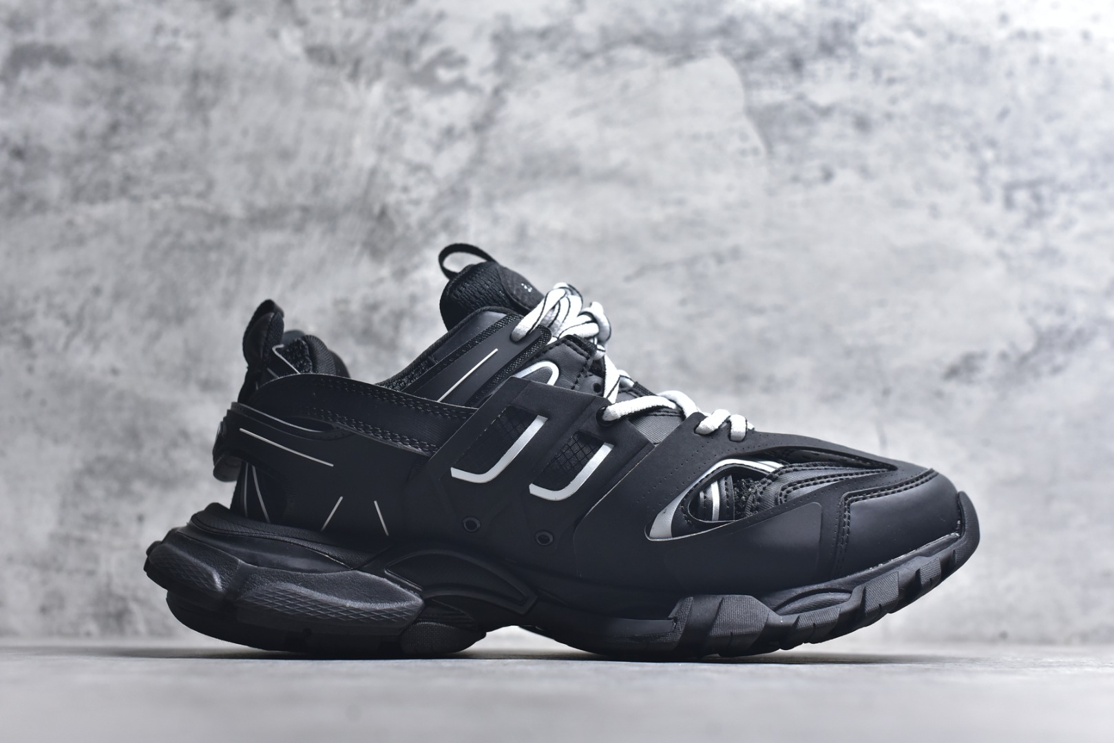 图片[3]-#BALENCIAGA Track Trainers 巴黎世家 3.0代复古野跑姥爹潮流百搭慢跑鞋 成份：47%涤纶 40%聚氨酯纤维 13%Nylon 采用尼龙和网眼布制成 100%不含皮革 尺码饰于足尖 鞋后跟压印Track字样 外底正面压印BB标识 外侧印有Balenciaga印花 鞋舌压印Balenciaga标识 双鞋带以常规方式打结 后帮及鞋舌配有拉环鞋提 动态鞋底设计 为双脚带来后续的助力 50毫米鞋弓 水洗做旧风格 中国制造 此商品提供Balenciaga防尘袋和包装盒 尺码：35-46-选品中心