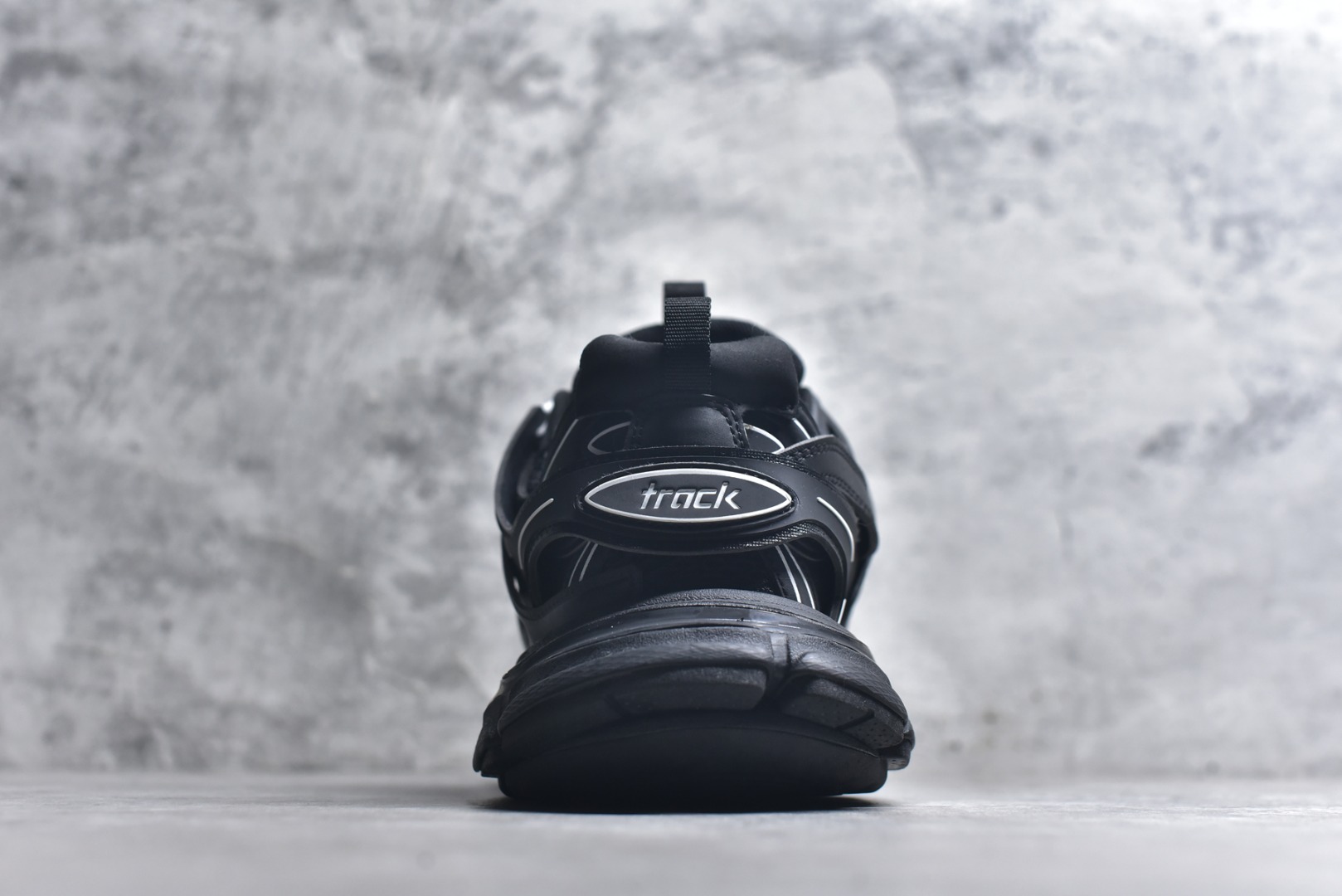 图片[5]-#BALENCIAGA Track Trainers 巴黎世家 3.0代复古野跑姥爹潮流百搭慢跑鞋 成份：47%涤纶 40%聚氨酯纤维 13%Nylon 采用尼龙和网眼布制成 100%不含皮革 尺码饰于足尖 鞋后跟压印Track字样 外底正面压印BB标识 外侧印有Balenciaga印花 鞋舌压印Balenciaga标识 双鞋带以常规方式打结 后帮及鞋舌配有拉环鞋提 动态鞋底设计 为双脚带来后续的助力 50毫米鞋弓 水洗做旧风格 中国制造 此商品提供Balenciaga防尘袋和包装盒 尺码：35-46-选品中心