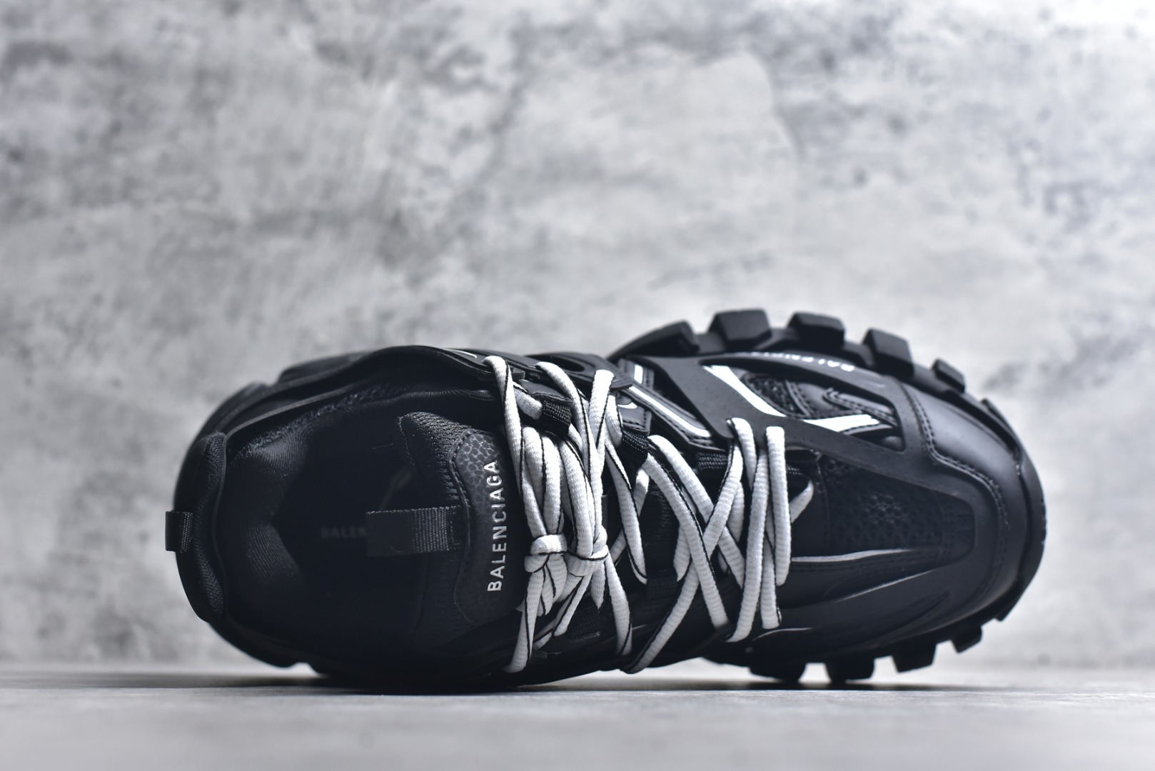 图片[4]-#BALENCIAGA Track Trainers 巴黎世家 3.0代复古野跑姥爹潮流百搭慢跑鞋 成份：47%涤纶 40%聚氨酯纤维 13%Nylon 采用尼龙和网眼布制成 100%不含皮革 尺码饰于足尖 鞋后跟压印Track字样 外底正面压印BB标识 外侧印有Balenciaga印花 鞋舌压印Balenciaga标识 双鞋带以常规方式打结 后帮及鞋舌配有拉环鞋提 动态鞋底设计 为双脚带来后续的助力 50毫米鞋弓 水洗做旧风格 中国制造 此商品提供Balenciaga防尘袋和包装盒 尺码：35-46-选品中心