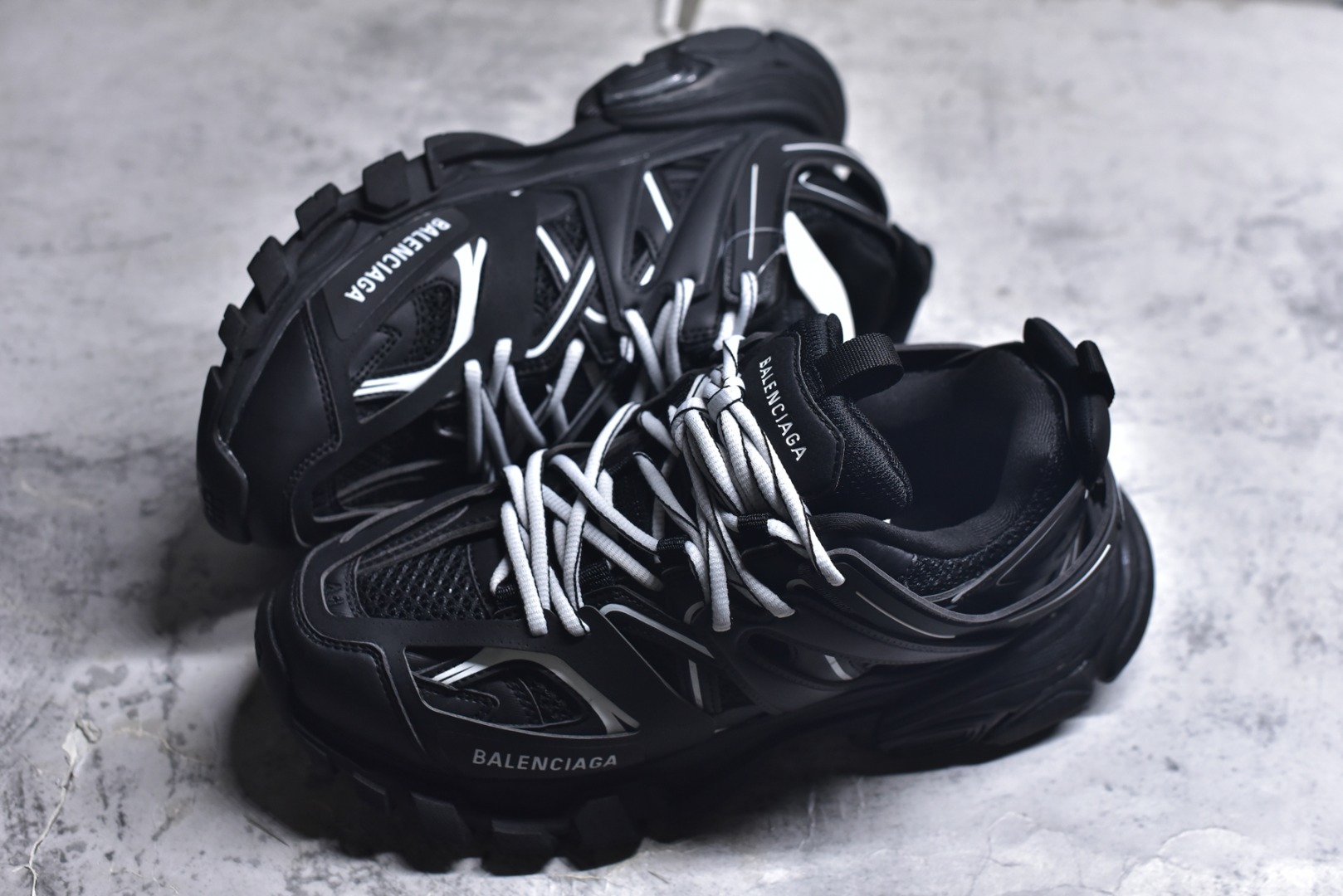 图片[7]-#BALENCIAGA Track Trainers 巴黎世家 3.0代复古野跑姥爹潮流百搭慢跑鞋 成份：47%涤纶 40%聚氨酯纤维 13%Nylon 采用尼龙和网眼布制成 100%不含皮革 尺码饰于足尖 鞋后跟压印Track字样 外底正面压印BB标识 外侧印有Balenciaga印花 鞋舌压印Balenciaga标识 双鞋带以常规方式打结 后帮及鞋舌配有拉环鞋提 动态鞋底设计 为双脚带来后续的助力 50毫米鞋弓 水洗做旧风格 中国制造 此商品提供Balenciaga防尘袋和包装盒 尺码：35-46-选品中心