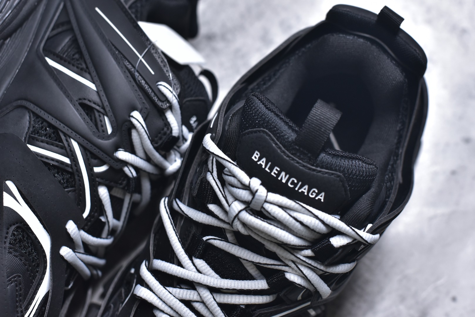 图片[9]-#BALENCIAGA Track Trainers 巴黎世家 3.0代复古野跑姥爹潮流百搭慢跑鞋 成份：47%涤纶 40%聚氨酯纤维 13%Nylon 采用尼龙和网眼布制成 100%不含皮革 尺码饰于足尖 鞋后跟压印Track字样 外底正面压印BB标识 外侧印有Balenciaga印花 鞋舌压印Balenciaga标识 双鞋带以常规方式打结 后帮及鞋舌配有拉环鞋提 动态鞋底设计 为双脚带来后续的助力 50毫米鞋弓 水洗做旧风格 中国制造 此商品提供Balenciaga防尘袋和包装盒 尺码：35-46-选品中心