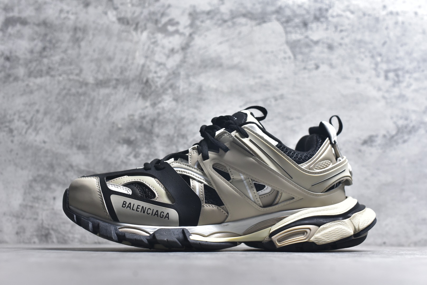 #BALENCIAGA Track Trainers 巴黎世家 3.0代复古野跑姥爹潮流百搭慢跑鞋 成份：47%涤纶 40%聚氨酯纤维 13%Nylon 采用尼龙和网眼布制成 100%不含皮革 尺码饰于足尖 鞋后跟压印Track字样 外底正面压印BB标识 外侧印有Balenciaga印花 鞋舌压印Balenciaga标识 双鞋带以常规方式打结 后帮及鞋舌配有拉环鞋提 动态鞋底设计 为双脚带来后续的助力 50毫米鞋弓 水洗做旧风格 中国制造 此商品提供Balenciaga防尘袋和包装盒 尺码：35-46-选品中心