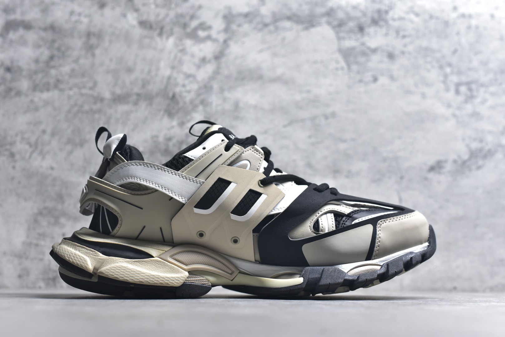 图片[3]-#BALENCIAGA Track Trainers 巴黎世家 3.0代复古野跑姥爹潮流百搭慢跑鞋 成份：47%涤纶 40%聚氨酯纤维 13%Nylon 采用尼龙和网眼布制成 100%不含皮革 尺码饰于足尖 鞋后跟压印Track字样 外底正面压印BB标识 外侧印有Balenciaga印花 鞋舌压印Balenciaga标识 双鞋带以常规方式打结 后帮及鞋舌配有拉环鞋提 动态鞋底设计 为双脚带来后续的助力 50毫米鞋弓 水洗做旧风格 中国制造 此商品提供Balenciaga防尘袋和包装盒 尺码：35-46-选品中心