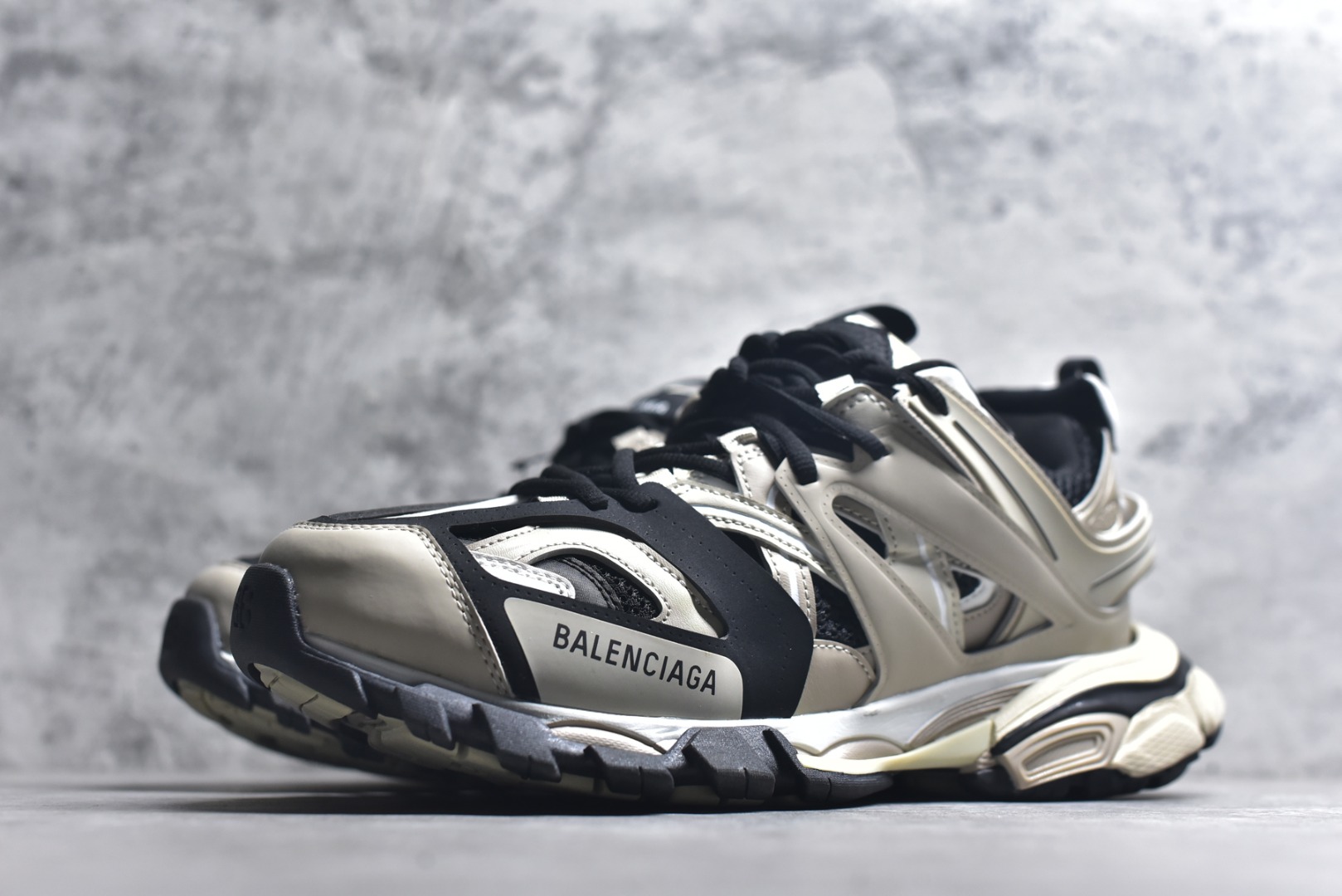 图片[2]-#BALENCIAGA Track Trainers 巴黎世家 3.0代复古野跑姥爹潮流百搭慢跑鞋 成份：47%涤纶 40%聚氨酯纤维 13%Nylon 采用尼龙和网眼布制成 100%不含皮革 尺码饰于足尖 鞋后跟压印Track字样 外底正面压印BB标识 外侧印有Balenciaga印花 鞋舌压印Balenciaga标识 双鞋带以常规方式打结 后帮及鞋舌配有拉环鞋提 动态鞋底设计 为双脚带来后续的助力 50毫米鞋弓 水洗做旧风格 中国制造 此商品提供Balenciaga防尘袋和包装盒 尺码：35-46-选品中心