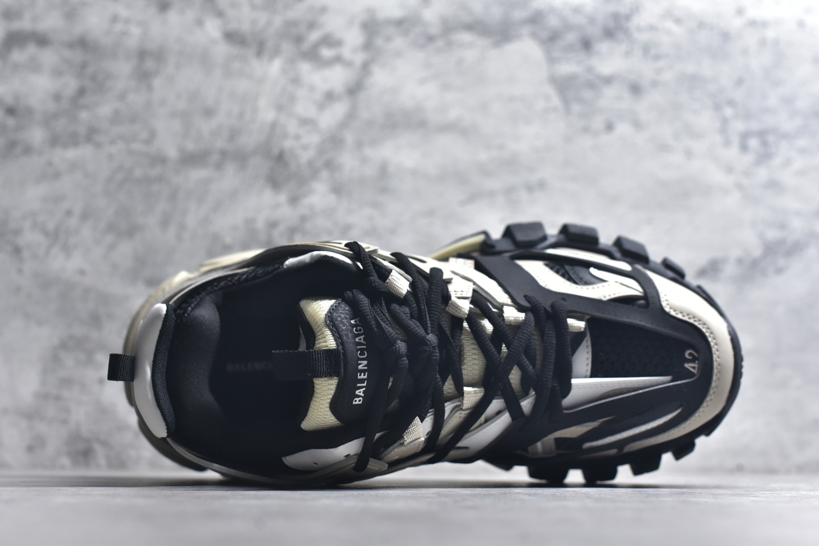 图片[4]-#BALENCIAGA Track Trainers 巴黎世家 3.0代复古野跑姥爹潮流百搭慢跑鞋 成份：47%涤纶 40%聚氨酯纤维 13%Nylon 采用尼龙和网眼布制成 100%不含皮革 尺码饰于足尖 鞋后跟压印Track字样 外底正面压印BB标识 外侧印有Balenciaga印花 鞋舌压印Balenciaga标识 双鞋带以常规方式打结 后帮及鞋舌配有拉环鞋提 动态鞋底设计 为双脚带来后续的助力 50毫米鞋弓 水洗做旧风格 中国制造 此商品提供Balenciaga防尘袋和包装盒 尺码：35-46-选品中心
